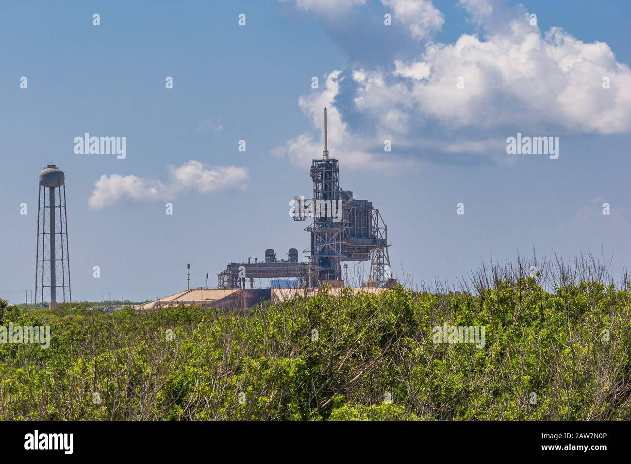 Kennedy Space Center, FL, USA - 2. Dezember 2009: Space-Shuttle-Startplatz LC-39B im Kennedy Space Center, bevor es 2011 demontiert wurde Stockfoto