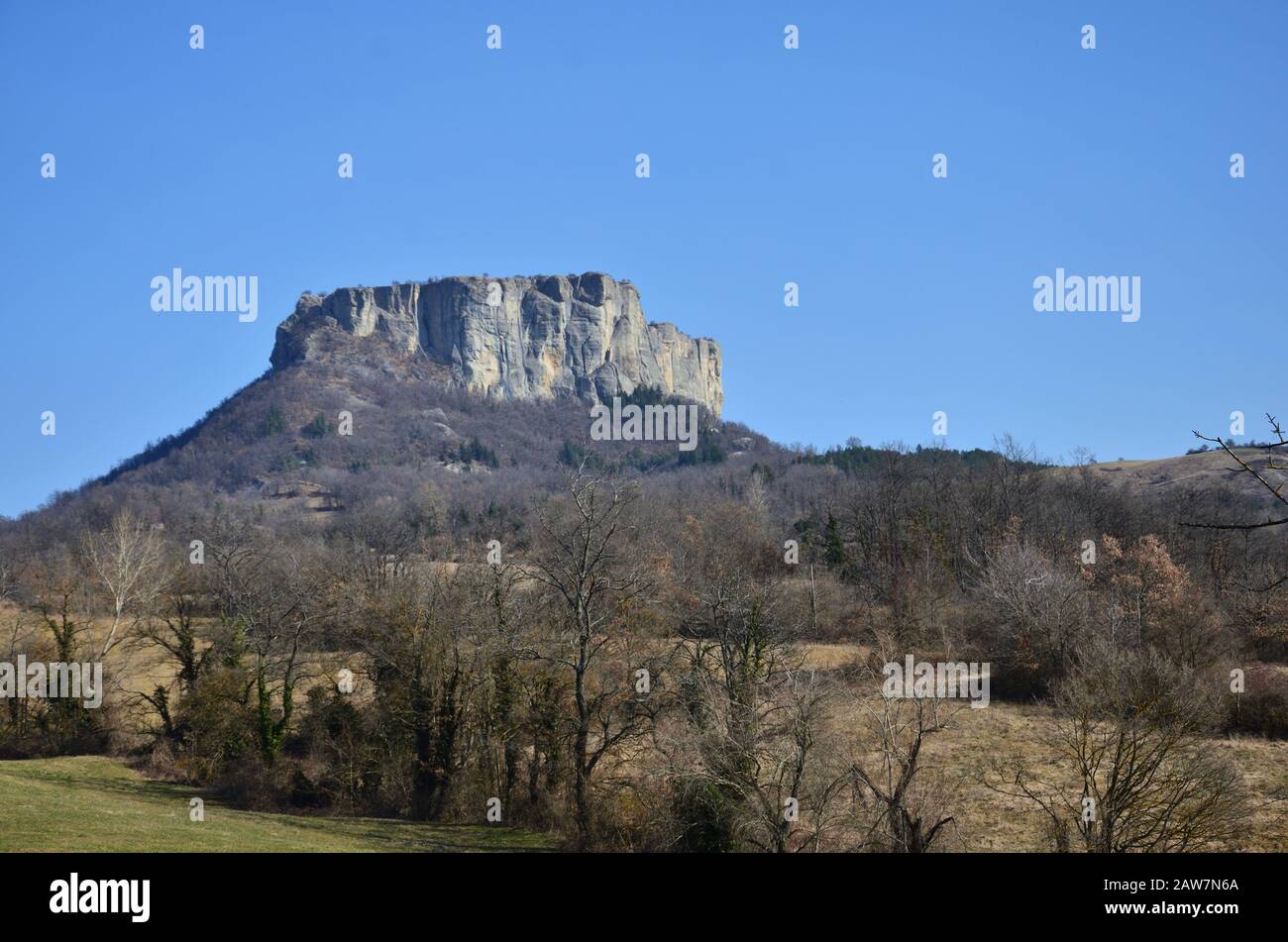 Der von der Rückseite aus gesehen Bismantova-Stein überragt das Tal Stockfoto