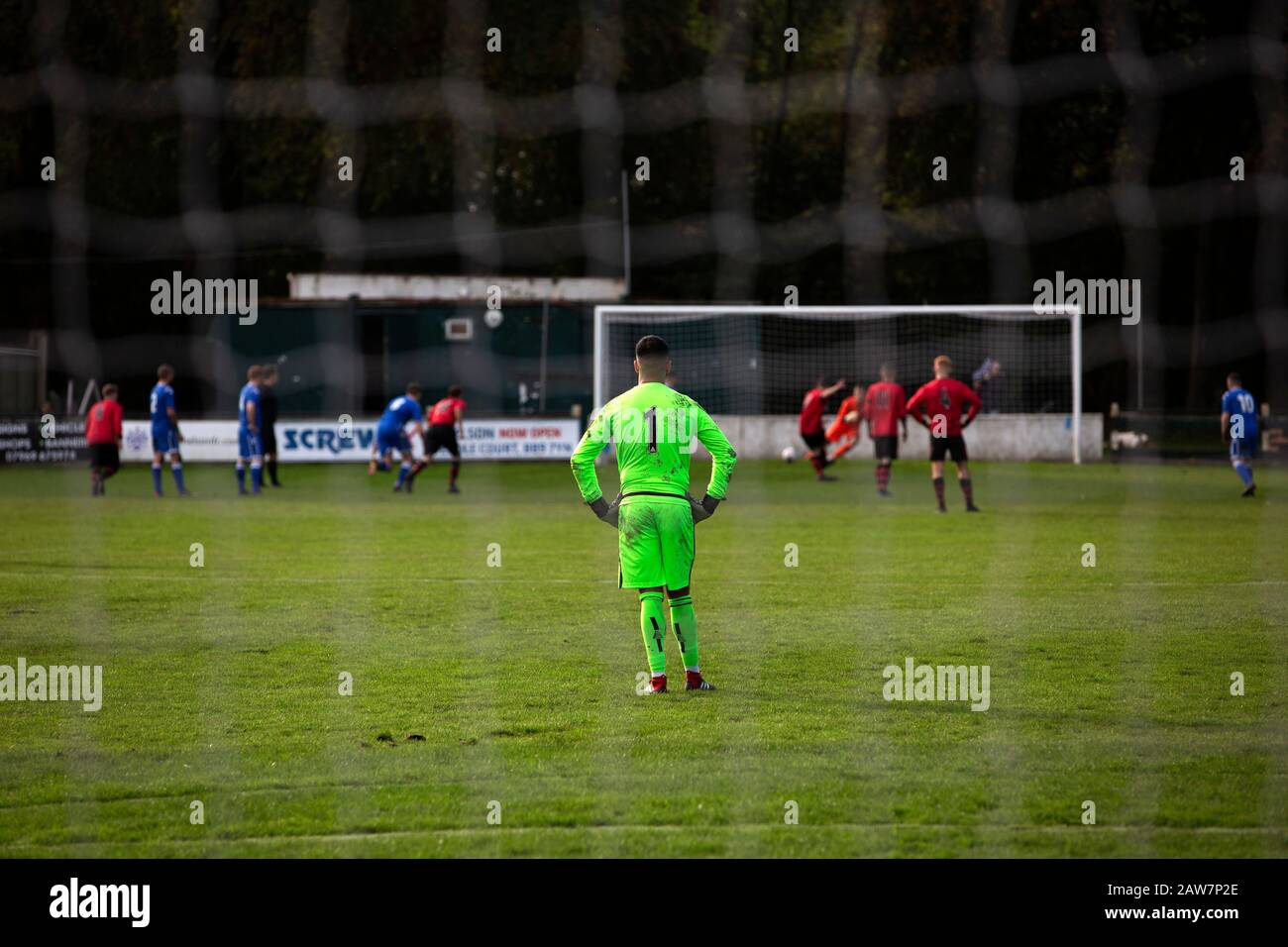 Die Besucher erzielten eine Strafe in der ersten Hälfte, da Nelson (in Blau) Daisy Hill in einer North West Counties League First Division North Fixture im Victoria Park moderierte. Der im Jahr 1881 gegründete Heimatverein war von 1921 bis 31 Mitglied der Football League und spielt seit 1971 auf ihrem heutigen, als Little Wembley bekannten Gelände. Die Besucher gewannen diese Vorrichtung 6-3, beobachtet von einer Anwesenheit von 78. Stockfoto