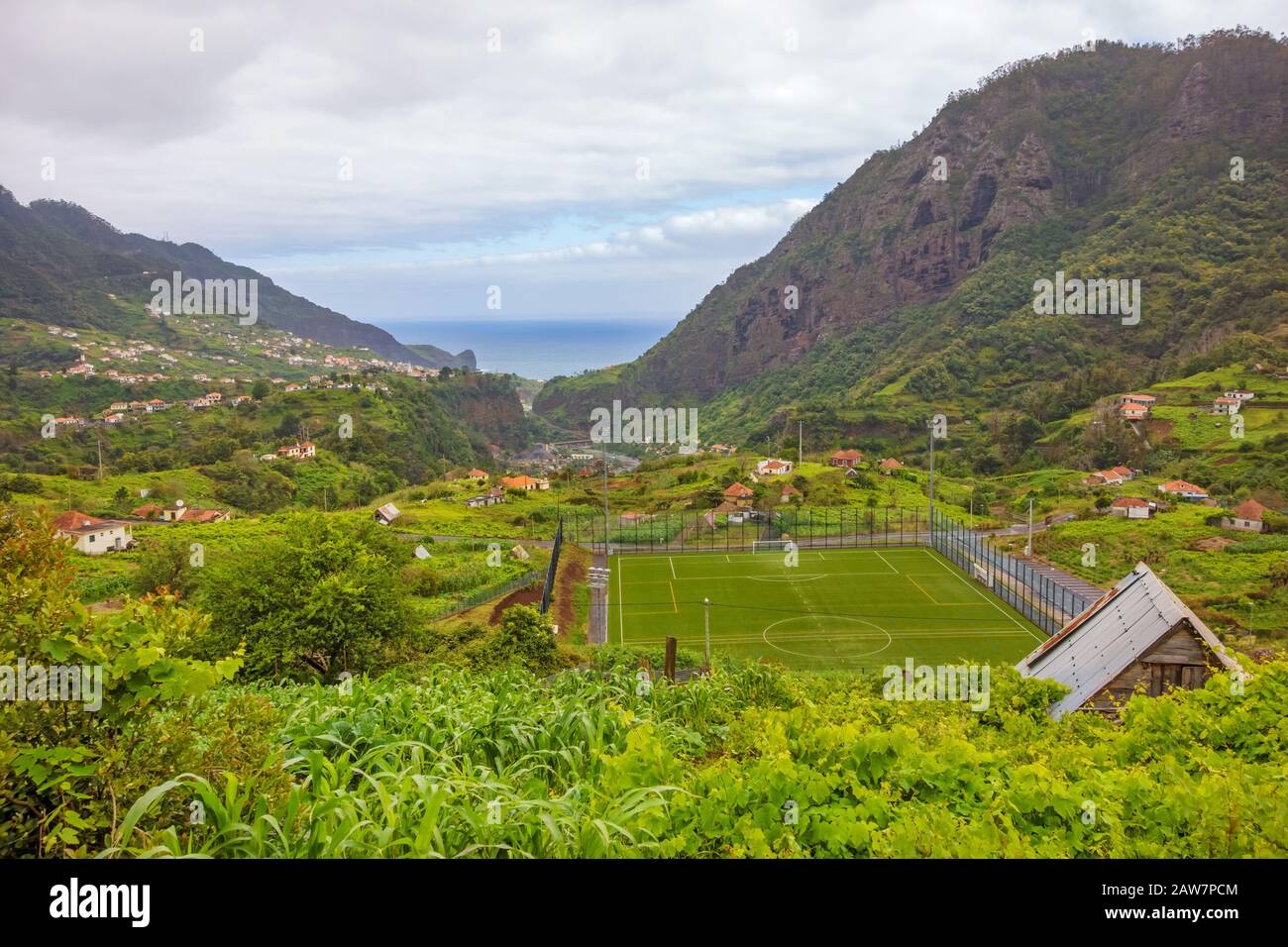 Rasenfußballplatz in Porto da Cruz, Madeira mit Blick auf den Atlantik Stockfoto