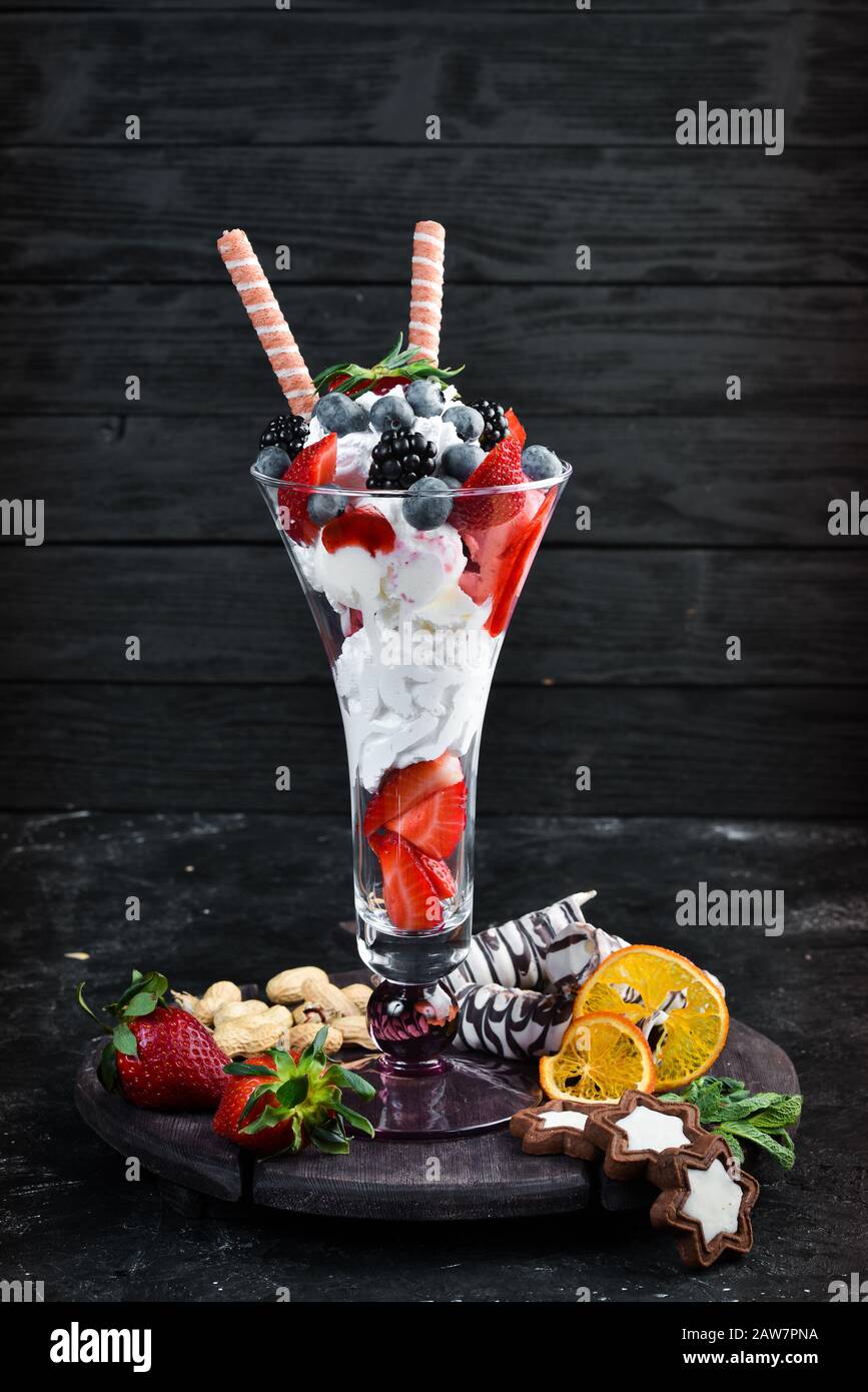 Eis mit wilden Beeren. Dessert. Draufsicht. Stockfoto