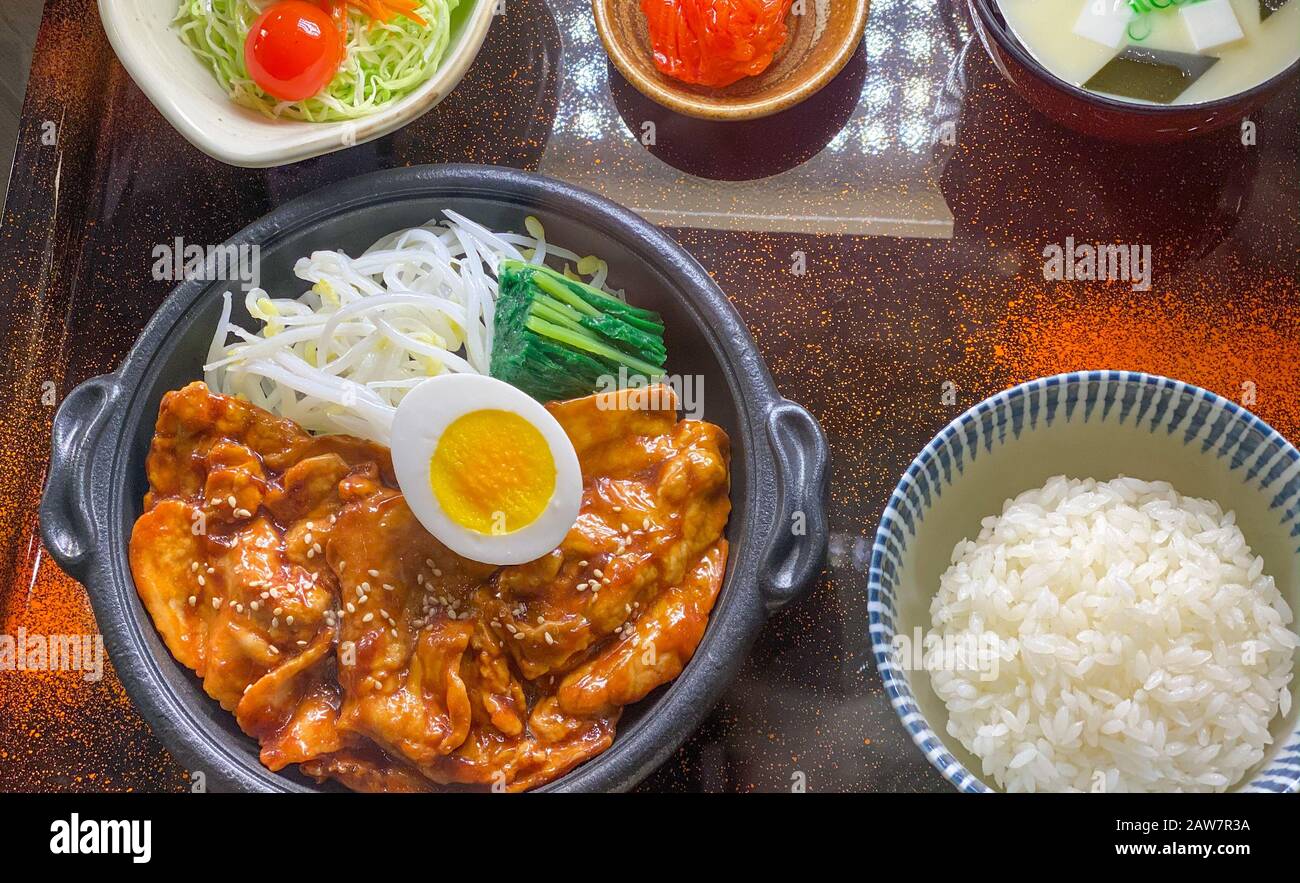 Typisches thailändisches Gericht mit Fleisch, Ei, Reis und Gemüse, Blick nach unten. Stockfoto