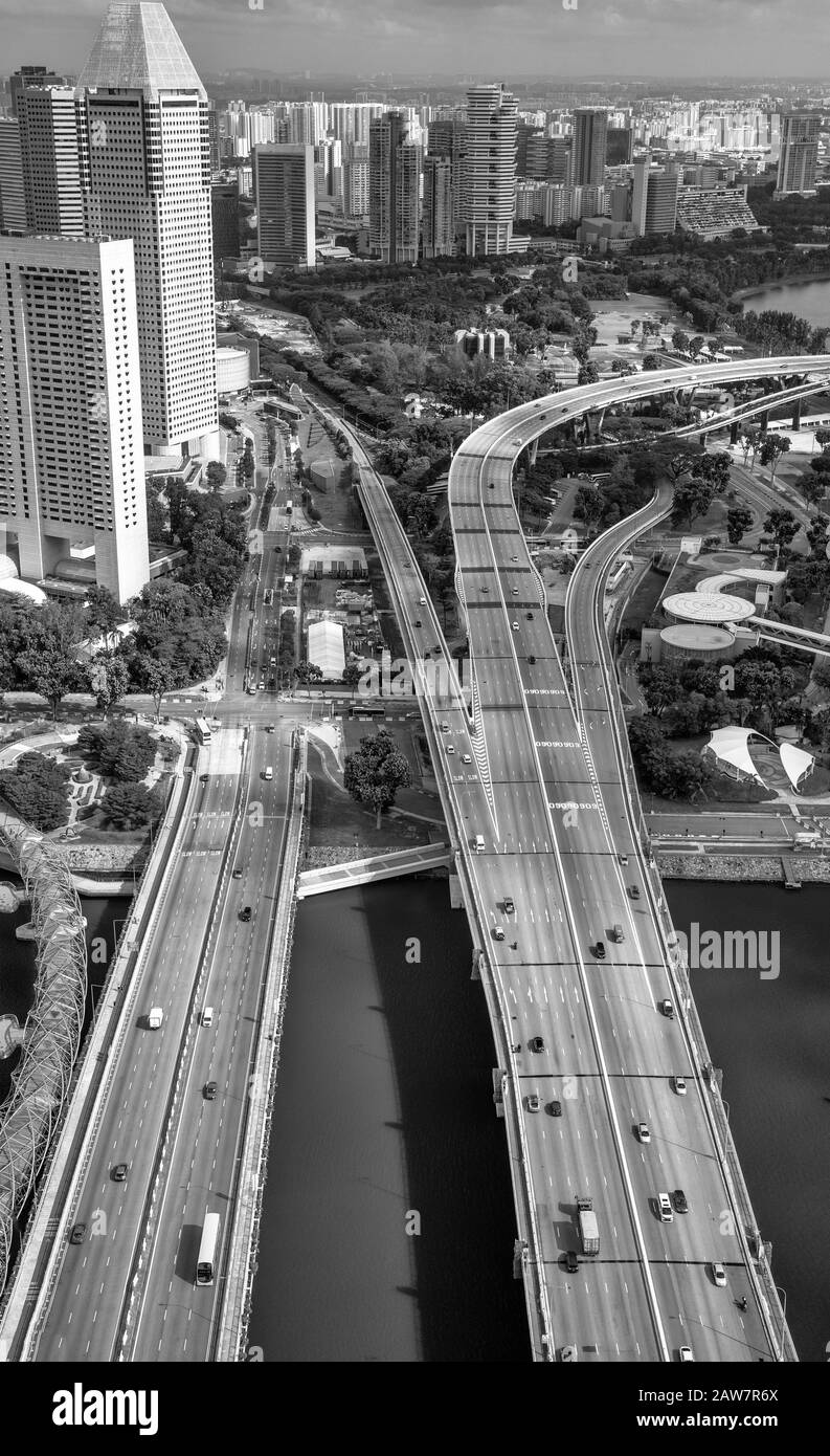 Skyline der Skyline der Wolkenkratzer in der Innenstadt und der Hauptverkehrsstraßen in Singapur. Stockfoto