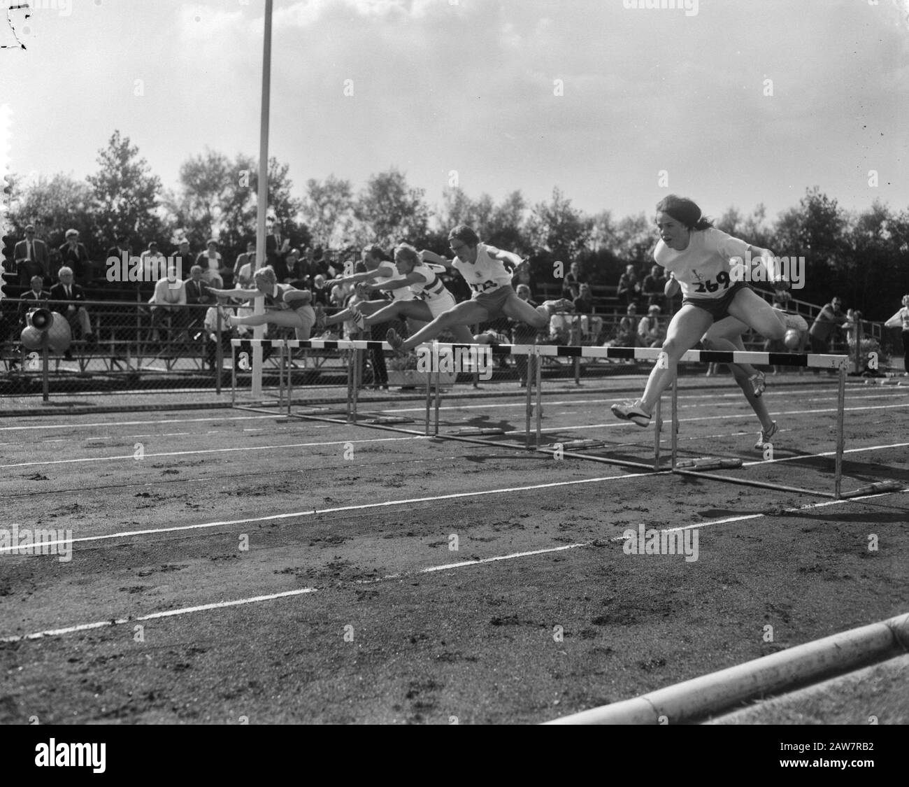 Niederländische Leichtathletik Beverwijk, 80 Meter Hürden, Vordergrund-Lia Huiten Penn Aerts und Gankema Datum: 23. August 1964 Ort: Beverwijk Schlagwörter: Leichtathletik, Hürden Stockfoto