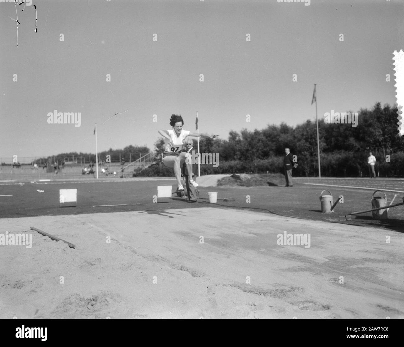 Niederländische Leichtathletin Beverwijk, Weitsprung (Action) Elle Joacim Ort Datum: 23. August 1964 Ort: Beverwijk Schlagwörter: Leichtathletik, SKIP Stockfoto