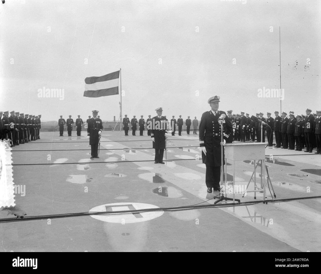 Überführung des Kommandos der Squadron V durch Rear-Admiral L.E.H. Reeser zum JRH-Kommandeur. W.C.M. de Jonge van Ellemeet (Stellvertreter. Chief Naval Staff) an Bord Der Hr. Frau Airbase Schiff Karel Doorman Datum: 25. August 1964 Ort: Den Helder, Noord-Holland Schlüsselwörter: Marine, Offiziere, Schiffe Personenname: Young Ellemeet W.C.M. The, Reeser, L.E.H. Stockfoto