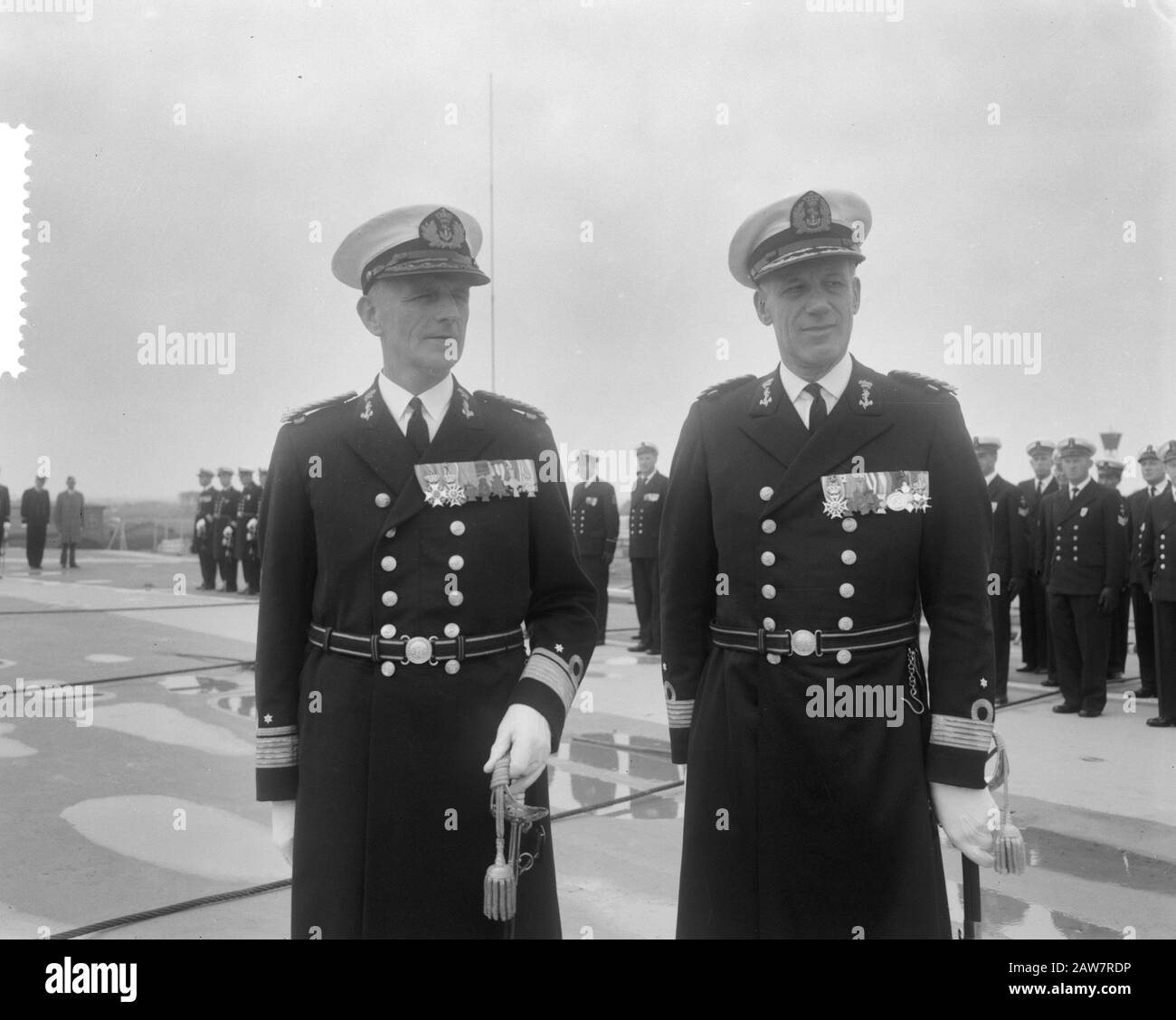 Überführung des Kommandos der Squadron V durch Rear-Admiral L.E.H. Reeser (links) Kommandant JRH. W.C.M. de Jonge van Ellemeet (Stellvertreter. Chief Naval Staff) an Bord Der Hr. Frau Airbase Schiff Karel Doorman Datum: 25. August 1964 Ort: Den Helder, Noord-Holland Schlüsselwörter: Marine, Offiziere, Schiffe Personenname: Young Ellemeet W.C.M. The, Reeser, L.E.H. Stockfoto
