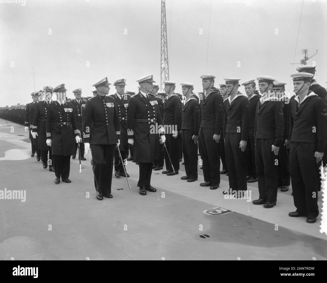 Überführung des Kommandos der Squadron V durch Rear-Admiral L.E.H. Leeser zum JRH-Kommandeur. W.C.M. de Jonge van Ellemeet (Stellvertreter. Chief Naval Staff) (rechts) an Bord Der Hr. Frau Airbase Schiff Karel Doorman Datum: 25. August 1964 Ort: Den Helder, Noord-Holland Schlüsselwörter: Marine, Offiziere, Schiffe Personenname: Young Ellemeet W.C.M. The, Reeser, L.E.H. Stockfoto