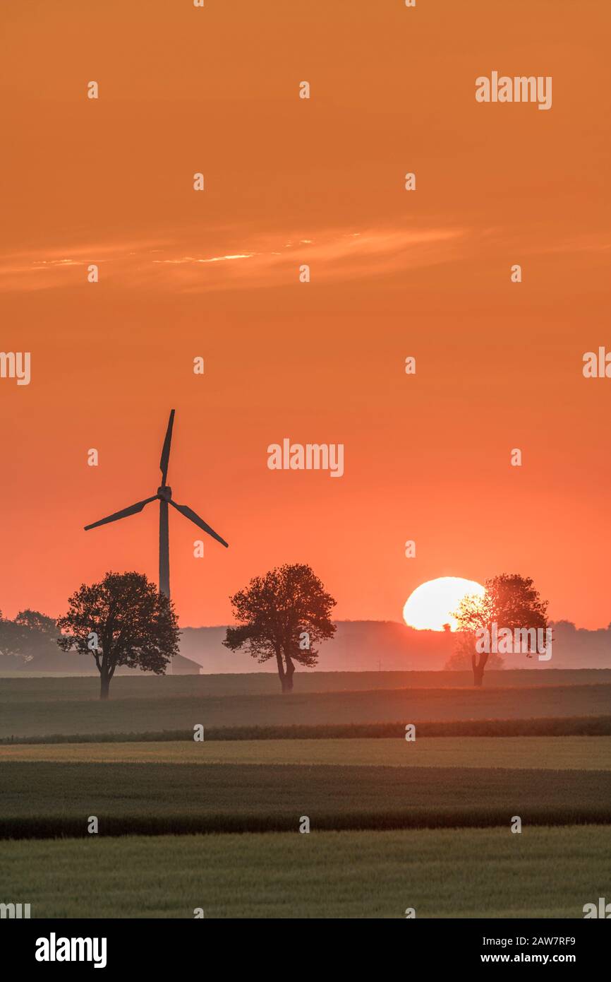 Sonnenaufgang, Windturbine und Stress in ländlicher Landschaft in Soderslatt, Skane, Schweden, Skandinavien. Stockfoto