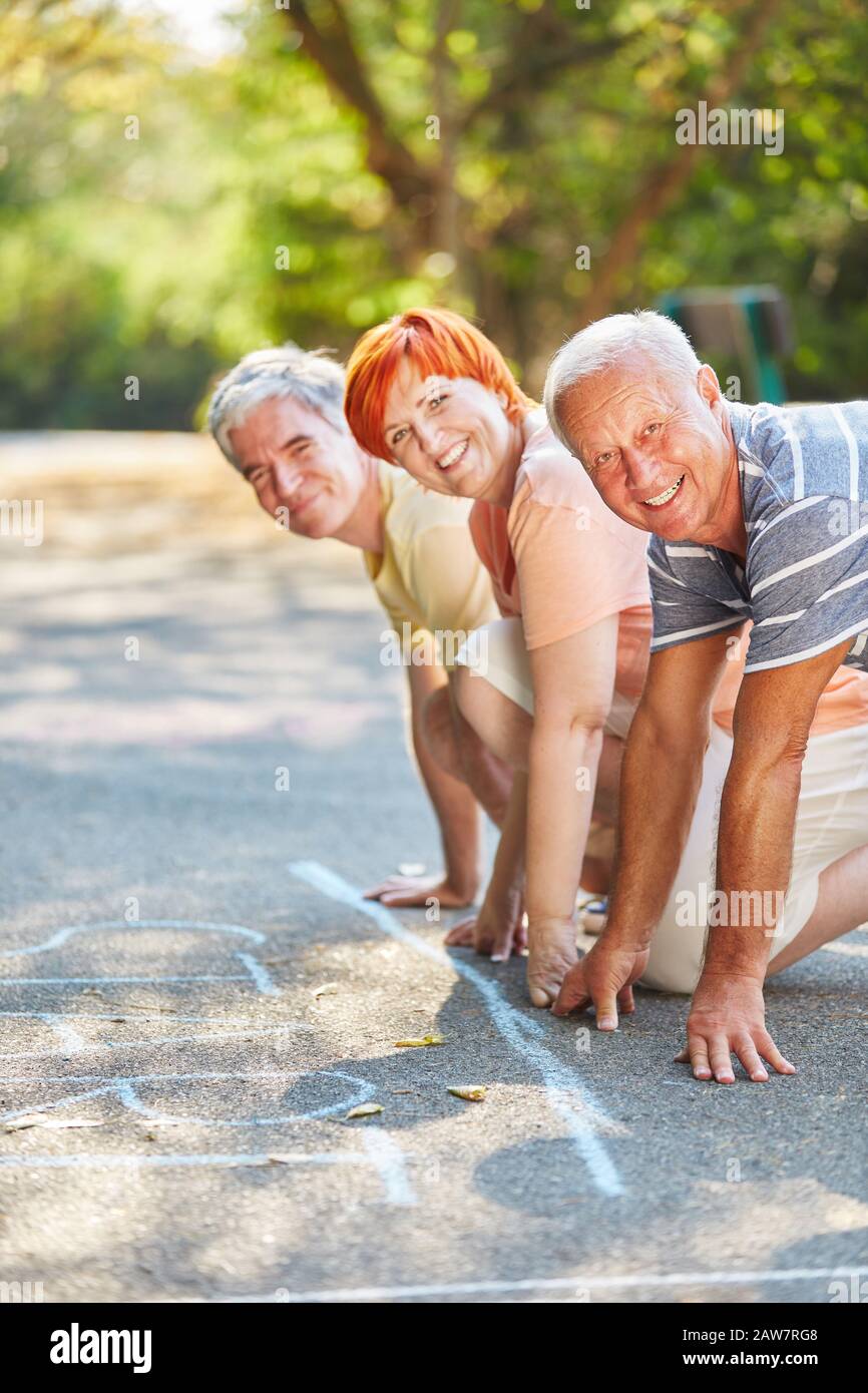 Gruppe der Senioren zu Beginn des Außenrennens Stockfoto