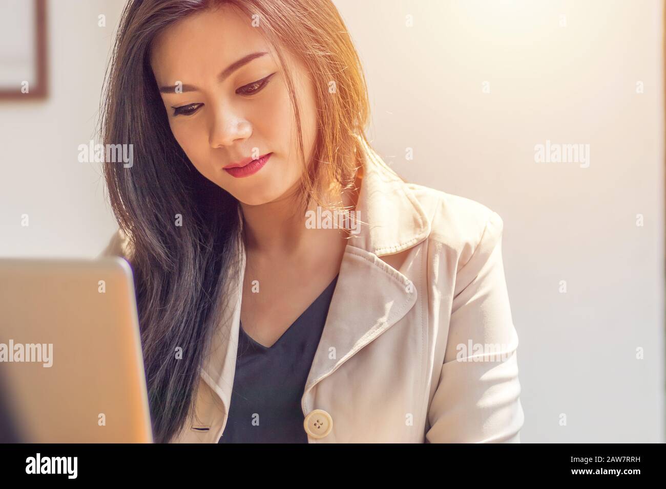 Asian Woman leide an psychischer Krankheit, Business Woman in Depressionen fürchte, traurig und unglücklich von der Arbeitsumgebung am Büroarbeitsplatz Stockfoto