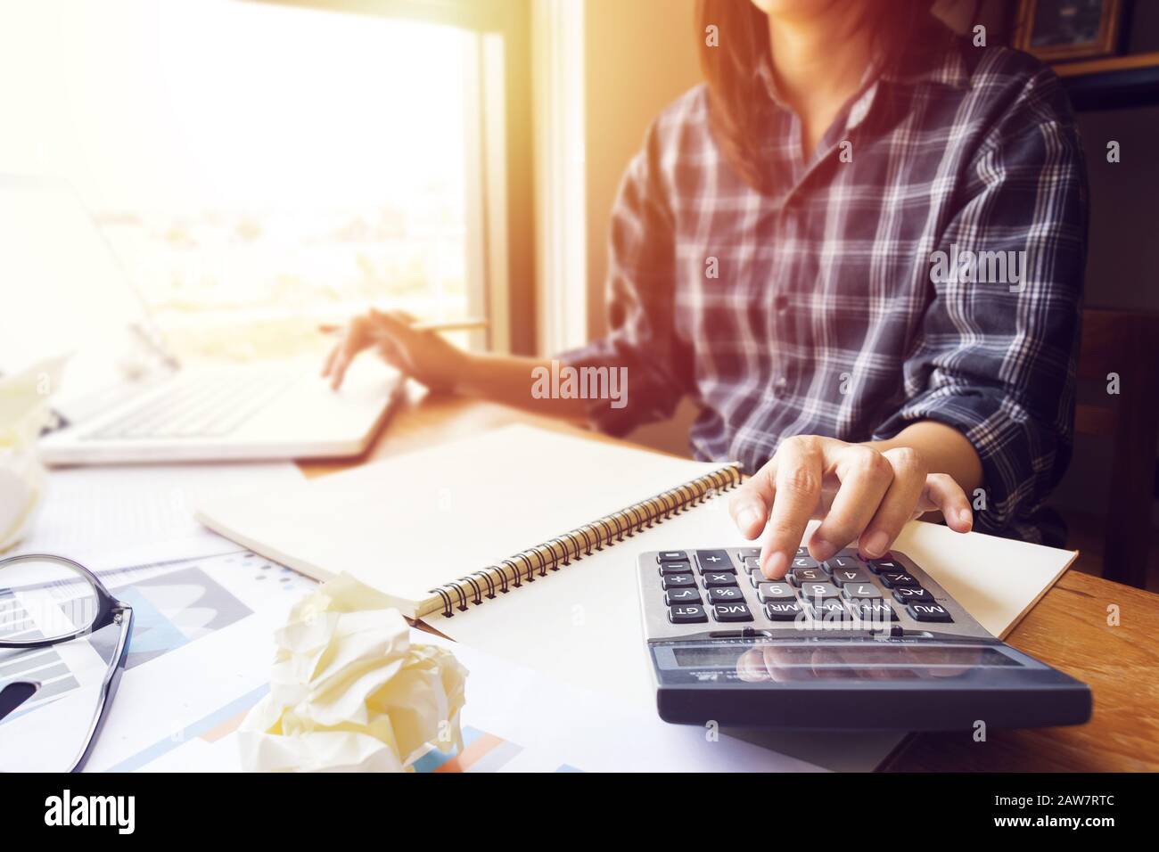 Business Frau mit Rechner im Büro für Buchhaltung und Finanzen als Buchhalter job berechnen. am Finger schließen auf Rechner Stockfoto