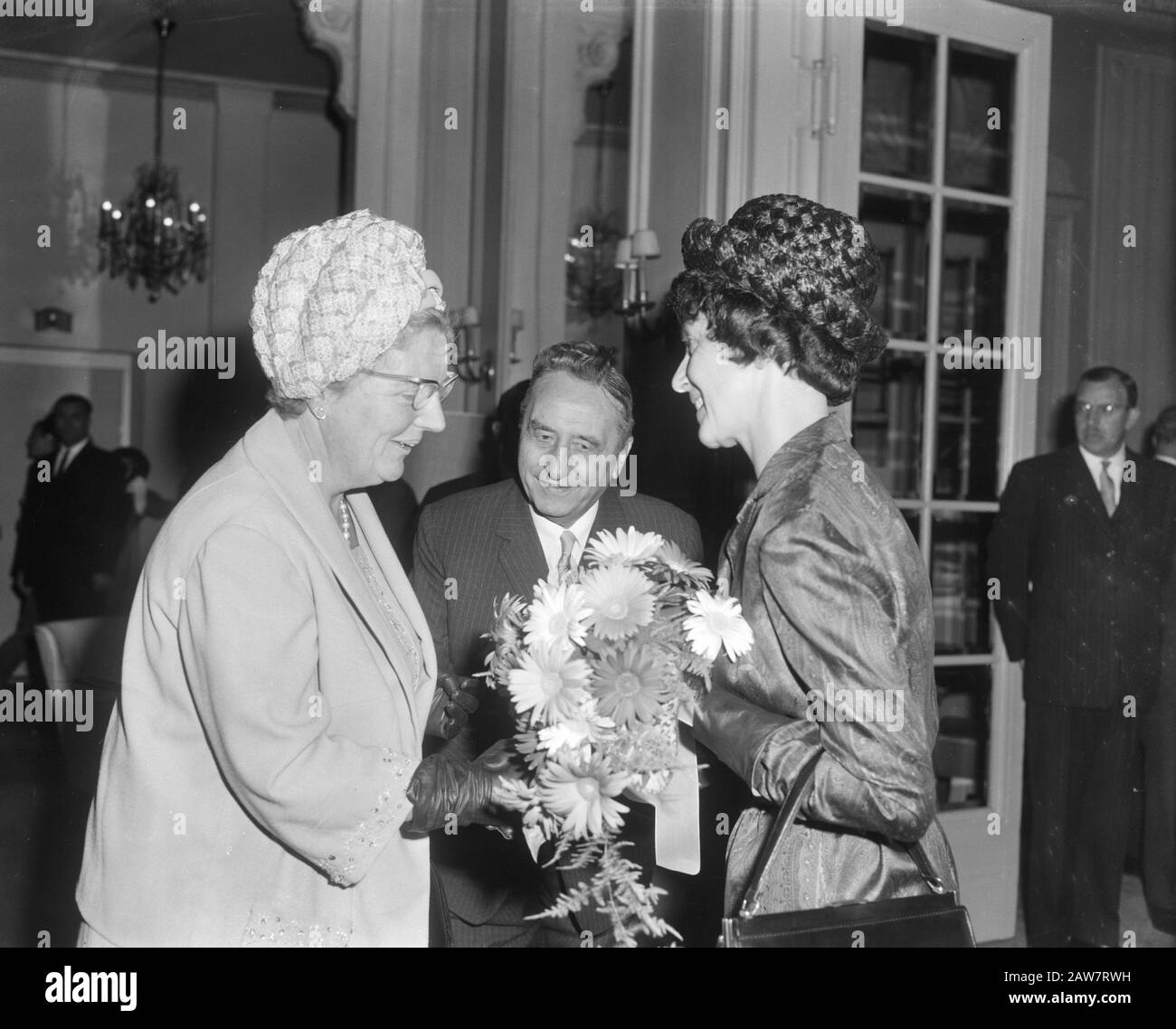 Königin Juliana wohnt im Kurhaus im Scheveninger Kongress der Gesellschaft Unsere Sprache in der Beschreibung: Frau Th. Veering-Feigl zeigt Königin Juliana Flowers Annotation: Sie war die Frau von John Veering, dem Direktor unserer Sprache, die zentriert ist Datum: 10. Oktober 1964 Ort: Scheveningen, Zuid-Holland Schlüsselwörter: Blumen, Konferenzen, Königinnen Personenname: Juliana (Königin Niederlande), Juliana, Königin, Veering Feigt, Th. Name Der Einrichtung: Kurhaus Stockfoto