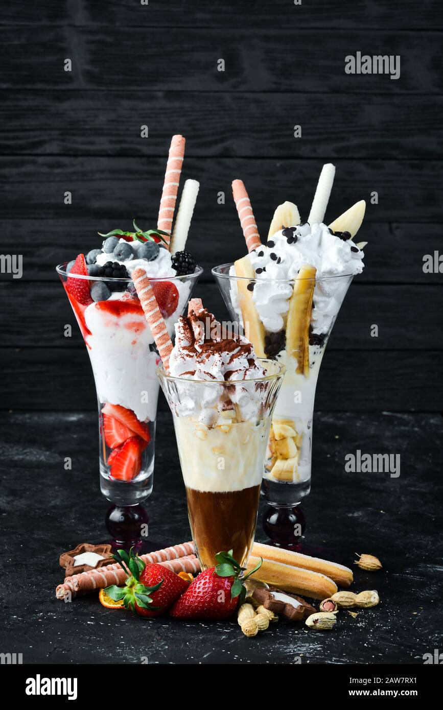 Ein Set Eis mit Früchten, Beeren und Süßigkeiten. Dessert. Draufsicht. Stockfoto