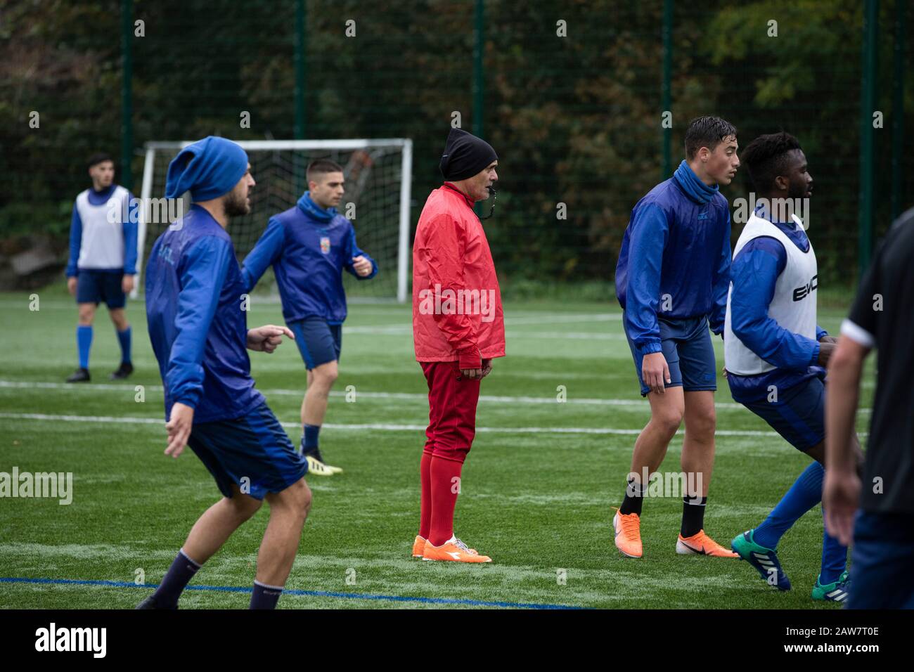Der ehemalige argentinische internationale Fußballer Pedro Pasculli, der während eines Trainings mit Bangor City abgebildet war, wo er im Oktober 2019 zum Manager ernannt wurde. Dies war die 13. Führungsposition des WM-Siegers von 1986, der zuvor für die Nationalmannschaften Albaniens und Ugandas sowie eine Vielzahl von Vereinen weltweit verantwortlich war. Bangor City trat in der Cymru Alliance an, die zweite Stufe des walisischen Fußballs wurde am Ende der Saison 2017-18 wegen finanzieller Unregelmäßigkeiten zurückgestuft. Der Verein war im Besitz des Italieners Domenico Serafino. Stockfoto