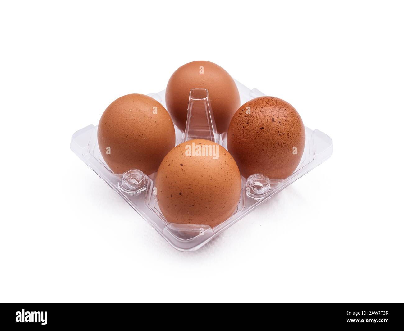Vier Eier auf dem Tablett isoliert auf weißem Hintergrund, Lebensmittelfoto im Studio mit Beschneidungspfad Stockfoto