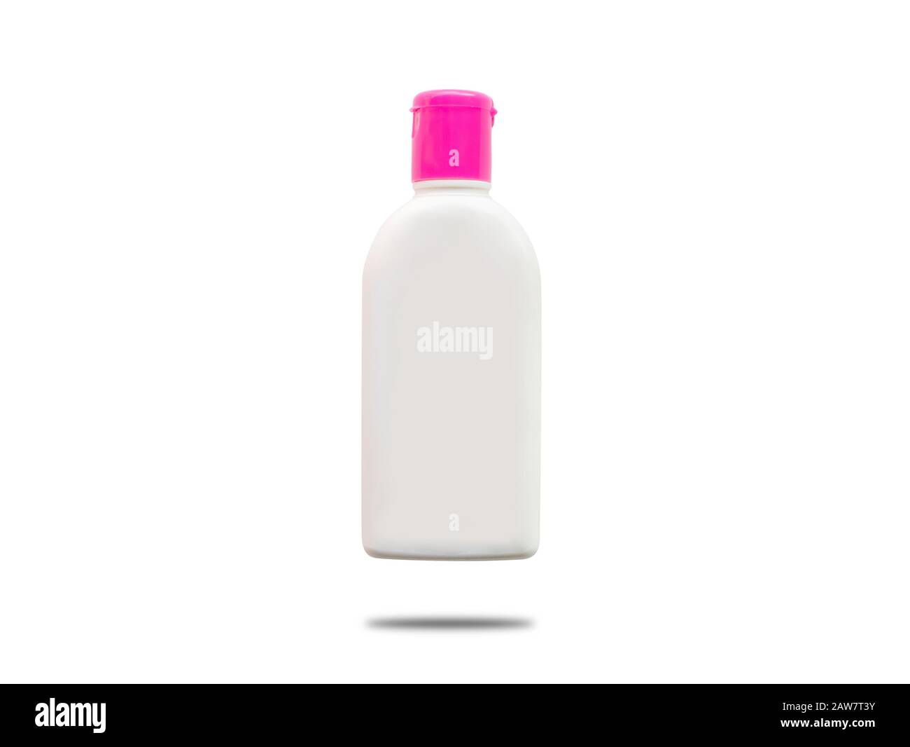 Eine weiße Kunststoffflasche mit leerem Etikett mit pinkfarbenem Deckel und Schatten auf weißem Hintergrund. Paketfoto im Studio mit Clipping-Pfad Stockfoto