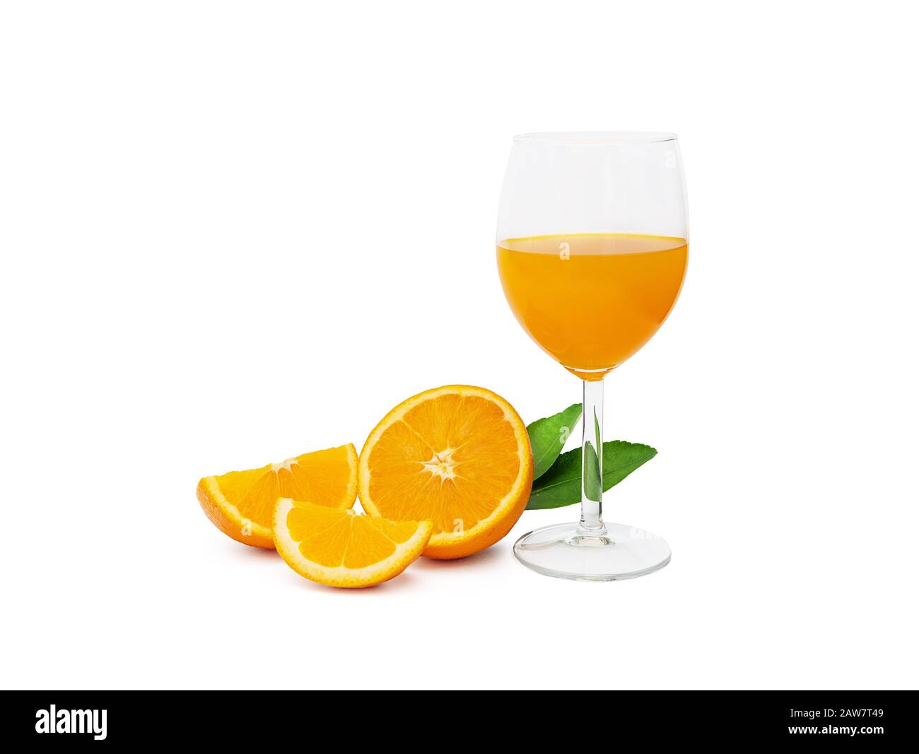 Ein Glas frischen Orangensaft und Gruppe von frischem Orange Früchte mit grünen Blättern, auf weißem Hintergrund, Beschneidungspfade gehören. Obst Produkt d Stockfoto