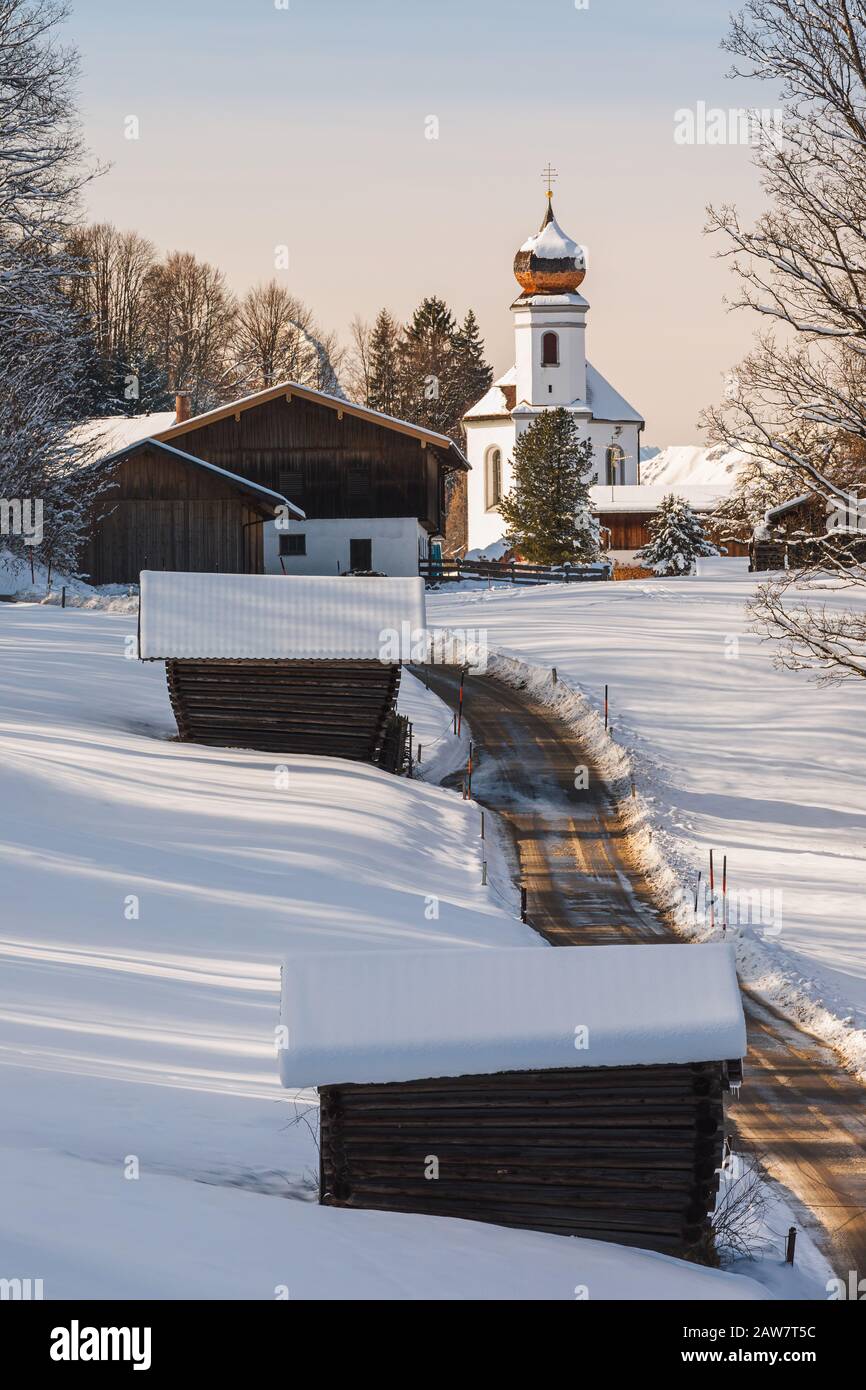 Der Winter in Wamberg, und der Blick in die Kirche St. Anna ist eines der höchstgelegenen Kirchdörfer Deutschlands. Wamberg liegt in der Nähe des Schlepps Stockfoto