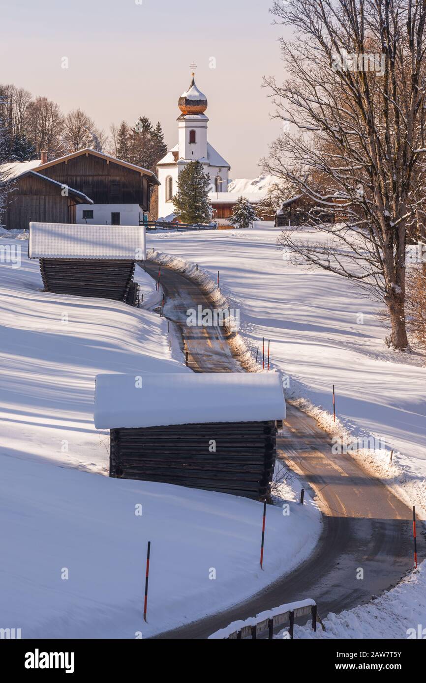 Der Winter in Wamberg, und der Blick in die Kirche St. Anna ist eines der höchstgelegenen Kirchdörfer Deutschlands. Wamberg liegt in der Nähe des Schlepps Stockfoto