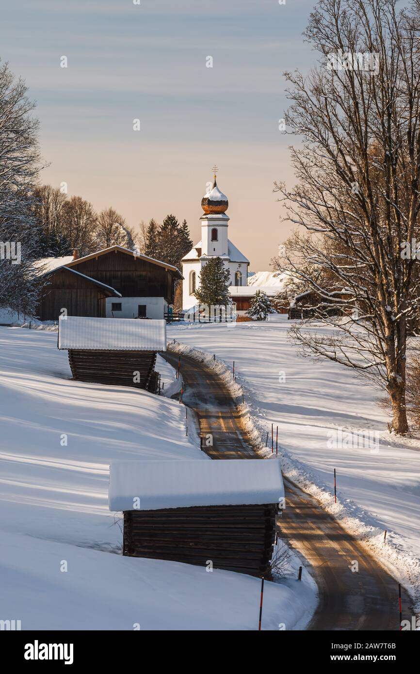 Der Winter in Wamberg, und der Blick in die Kirche St. Anna ist eines der höchstgelegenen Kirchdörfer Deutschlands. Wamberg liegt in der Nähe des Schlepps Stockfoto