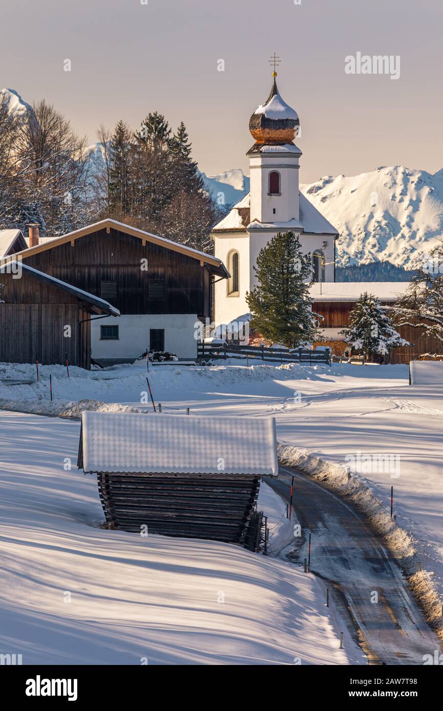 Der Winter in Wamberg, und der Blick in die Kirche St. Anna ist eines der höchstgelegenen Kirchdörfer Deutschlands. Wamberg liegt in der Nähe des Schlepps Stockfoto