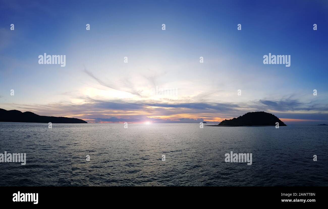 Sonnenuntergang über dem Meer in der Dämmerung, wunderschön in der Natur Stockfoto