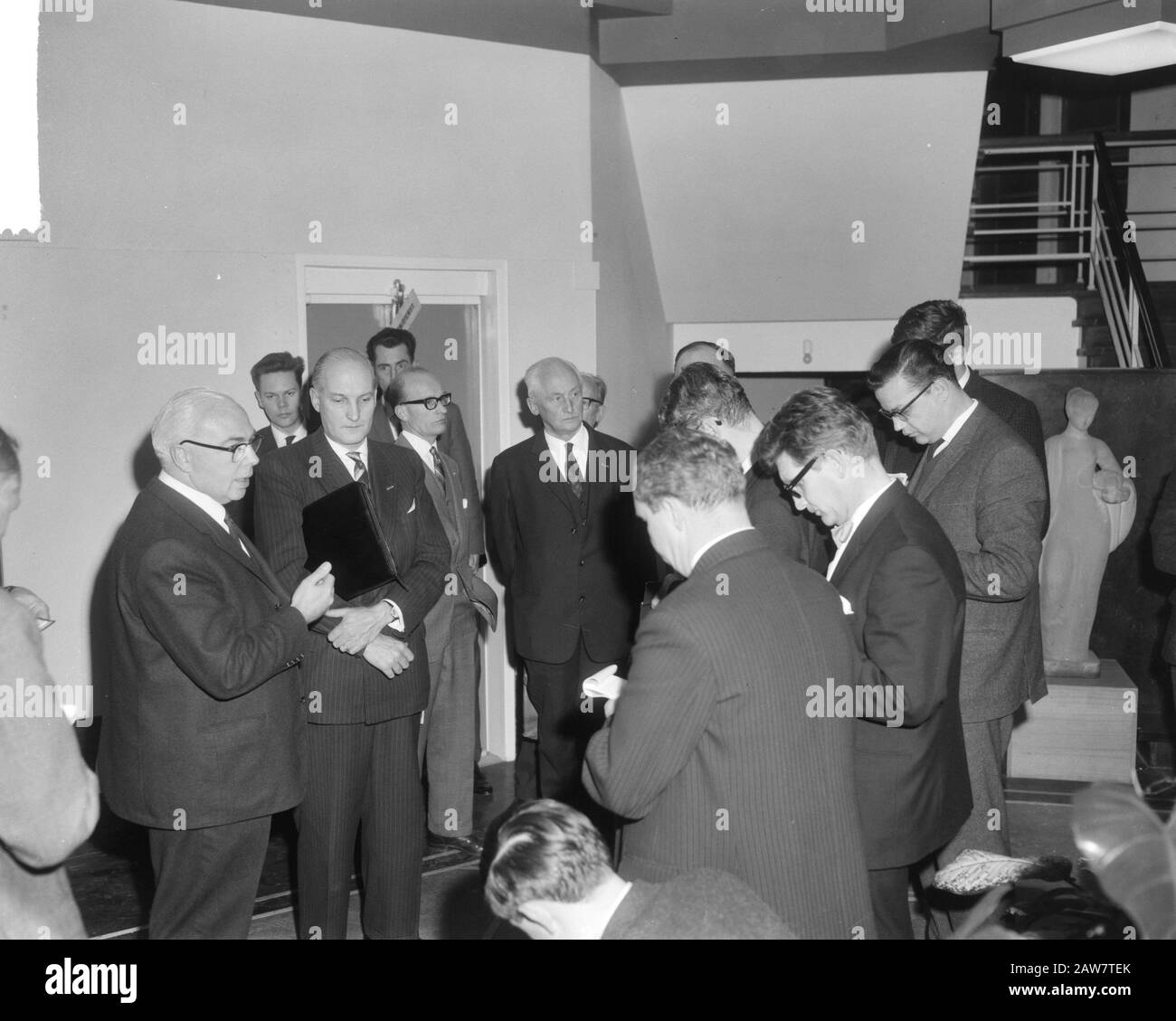 Lohnkonflikt bei Radio und Fernsehen im Sozialministerium, Diskussionen, Veldkamp-Minister und Minister Th. H. Bone Datum: 5. Januar 1965 Schlüsselwörter: Gespräche Personenname: Flunder, Theo Stockfoto