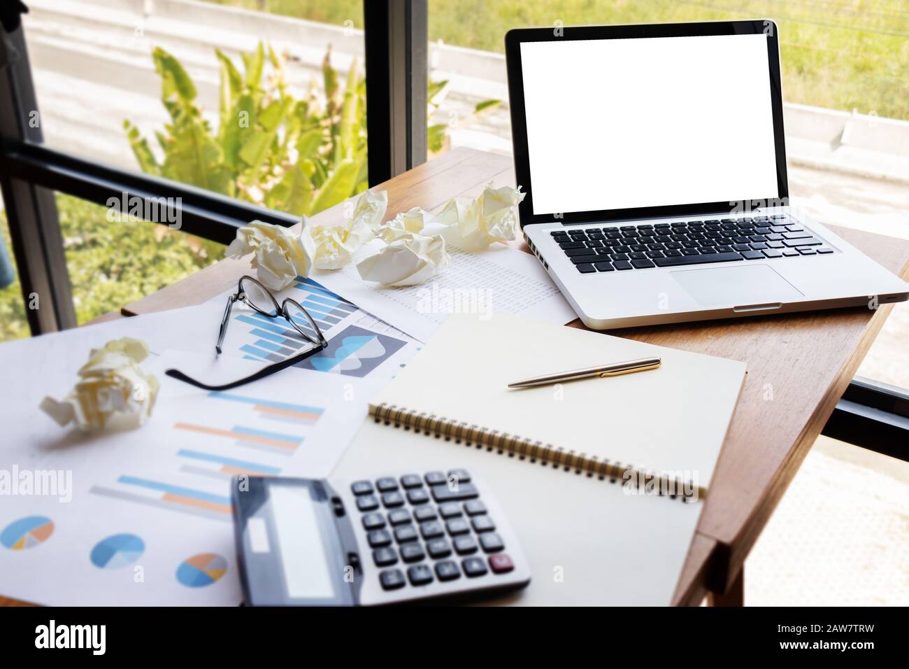 Computerlaptop mit leerem weißem Bildschirm und Papier arbeiten als Diagramm- und Grafikkonto mit Rechner am Tischarbeitsplatz. Business Financial, Invest Stockfoto