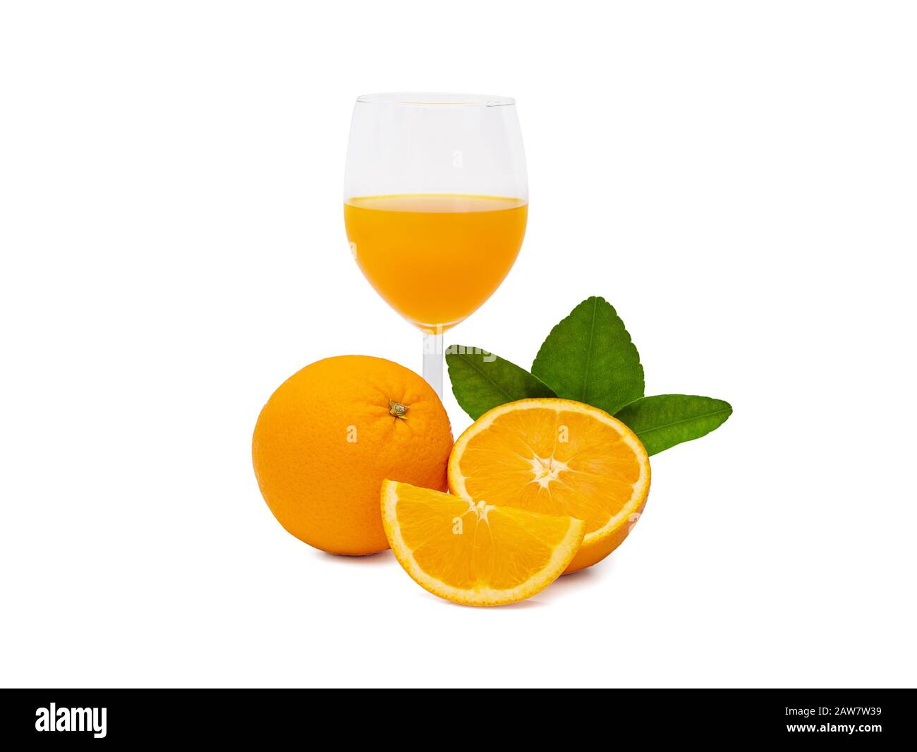 Ein Glas frischen Orangensafts und eine Gruppe frischer Orangenfrüchte mit grünen Blättern, isoliert auf weißem Grund mit Schneideweg. Fruchtsaft zerstreut Stockfoto