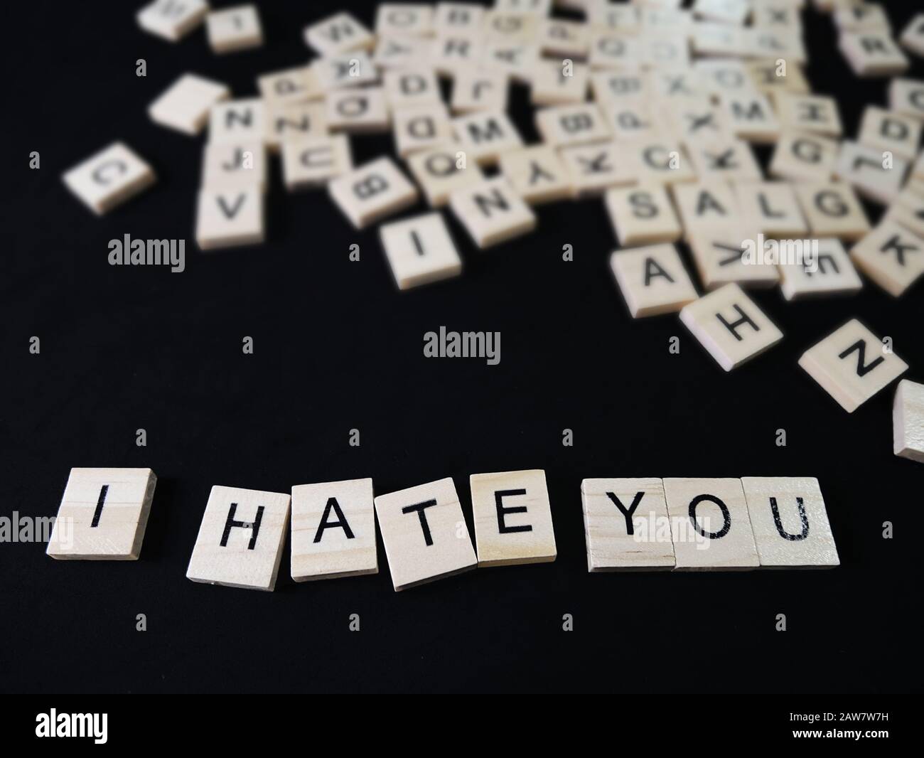 Wörter hassen Text auf Holzblöcken auf schwarzem Hintergrund Stockfoto