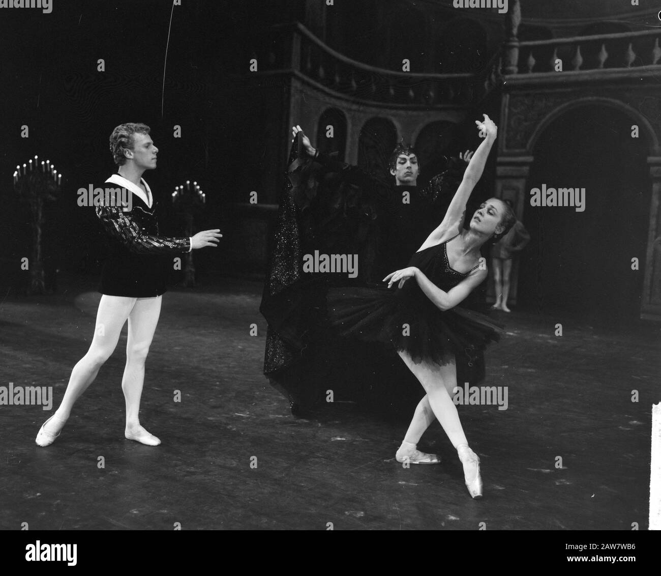 Premiere des Swan Lake durch das National Ballet in Apeldoorn, Szenendatum: 9. März 1965 Ort: Apeldoorn, Gelderland Schlüsselwörter: Premieren, Ballett Institution Name: National Ballet, The: Bilsen, Joop van/Anefo Urheberrechtsinhaber: National Archives Material Typ: Negativ (schwarz/weiß) Archivnummer: Siehe Zugang 2.24.01.04 Stockfoto