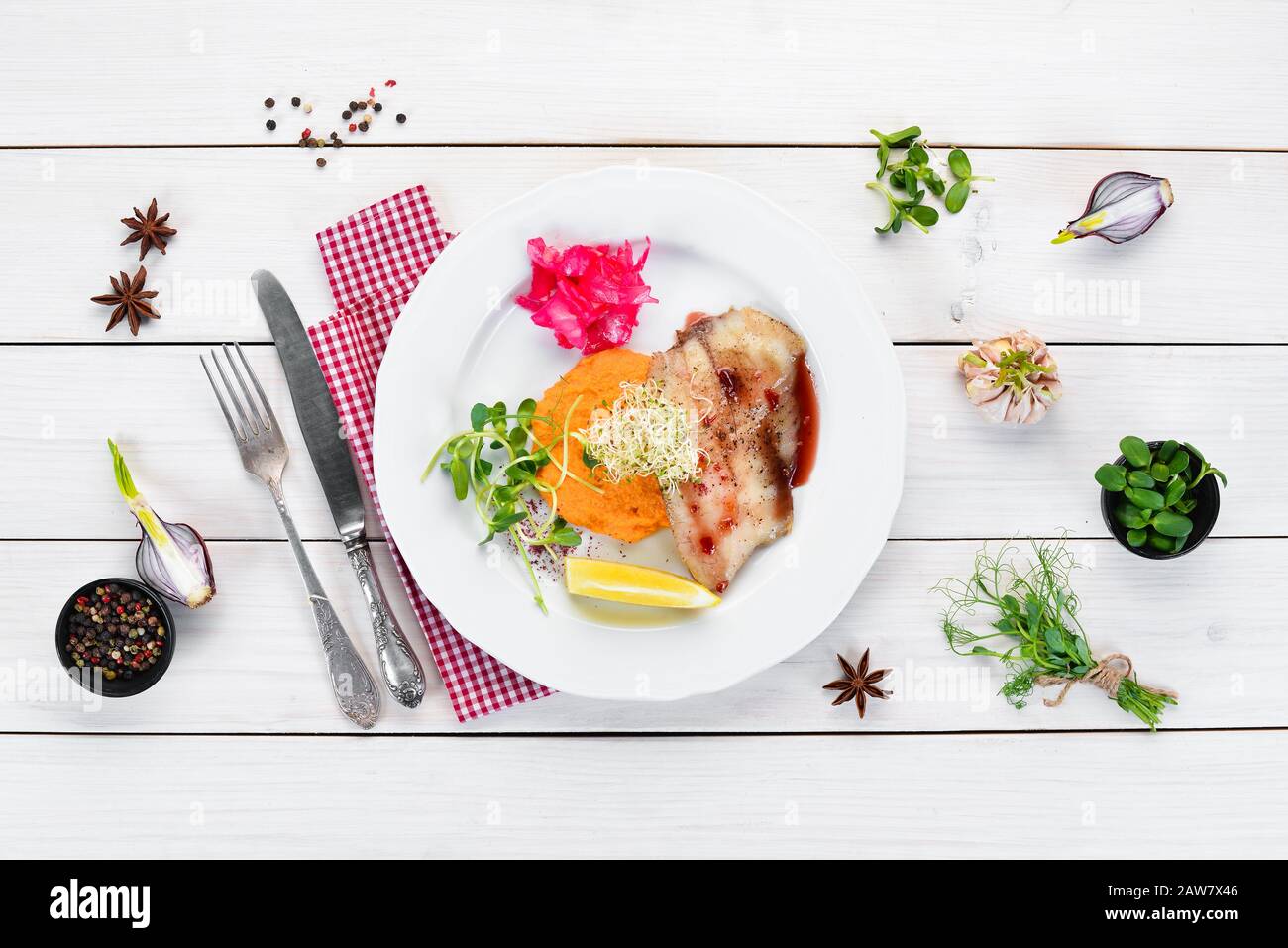 Gebackenes Fischfilet mit Kartoffelpüree. In der Platte. Draufsicht. Freier Speicherplatz für Ihren Text. Rustikaler Stil. Stockfoto