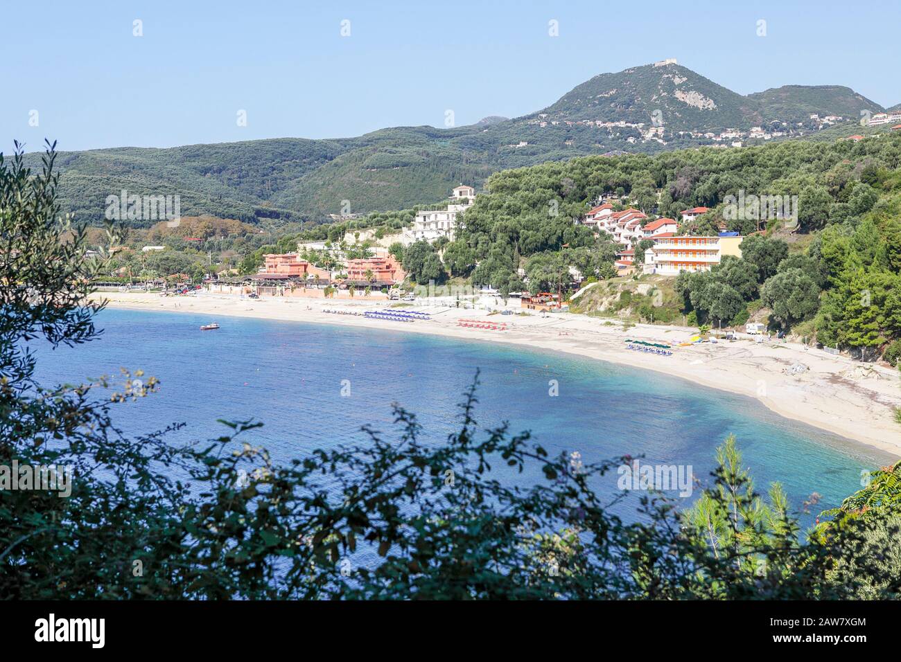 Hier sehen Sie das klare blaue Wasser des Ionischen Meeres, wo es auf den Strand von Valtos in Parga trifft, einem idyllischen Urlaubsziel. Stockfoto