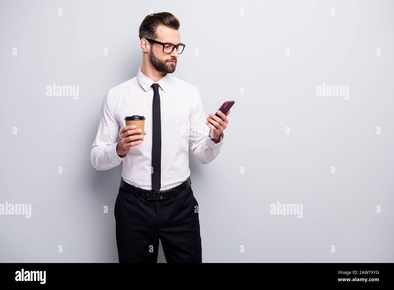 Selbstbewusster cooler Firmenbesitzer Ruhe halten eco Cup Latte verwenden Smartphone Look Social Media Account sms er kommt aus Kragen tragen weißes Hemd Blsck Hosen Stockfoto