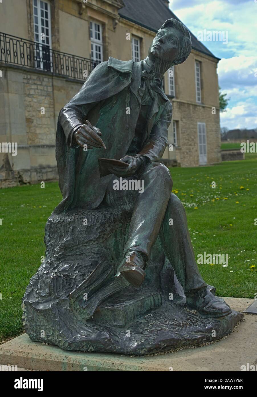 Skulptur eines Dichters vor einem Museum der Normandie in Caen, Frankreich Stockfoto