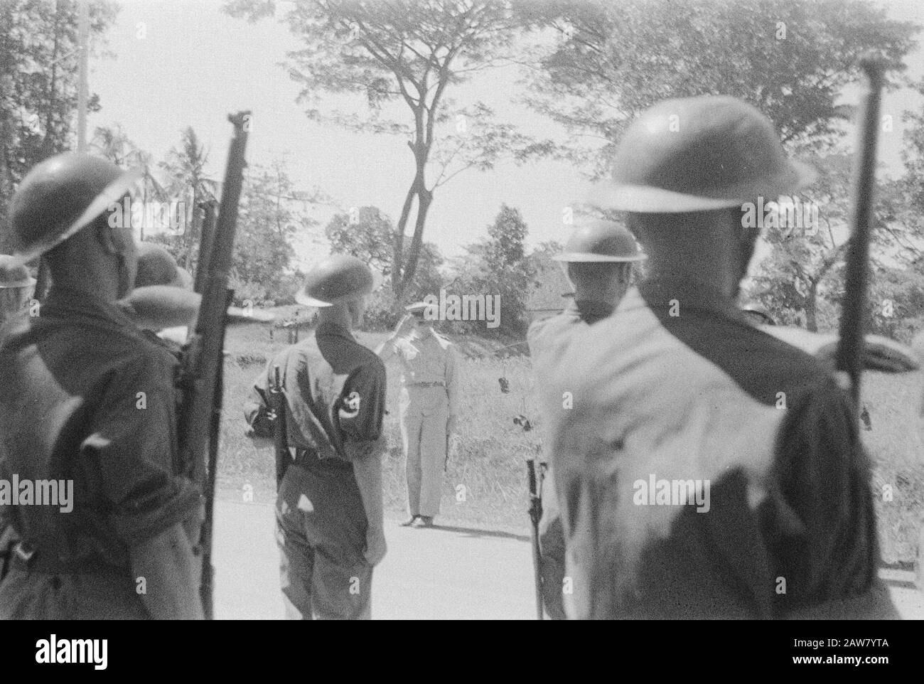 Besuch des Armeekommandanten S. H. Track des Chefs der Armee von Semarang General S. H. Rail inspiziert die Truppen und Saluten Datum: 1. Juli 1946 Ort: Indonesien Niederländische Ostindien Stockfoto