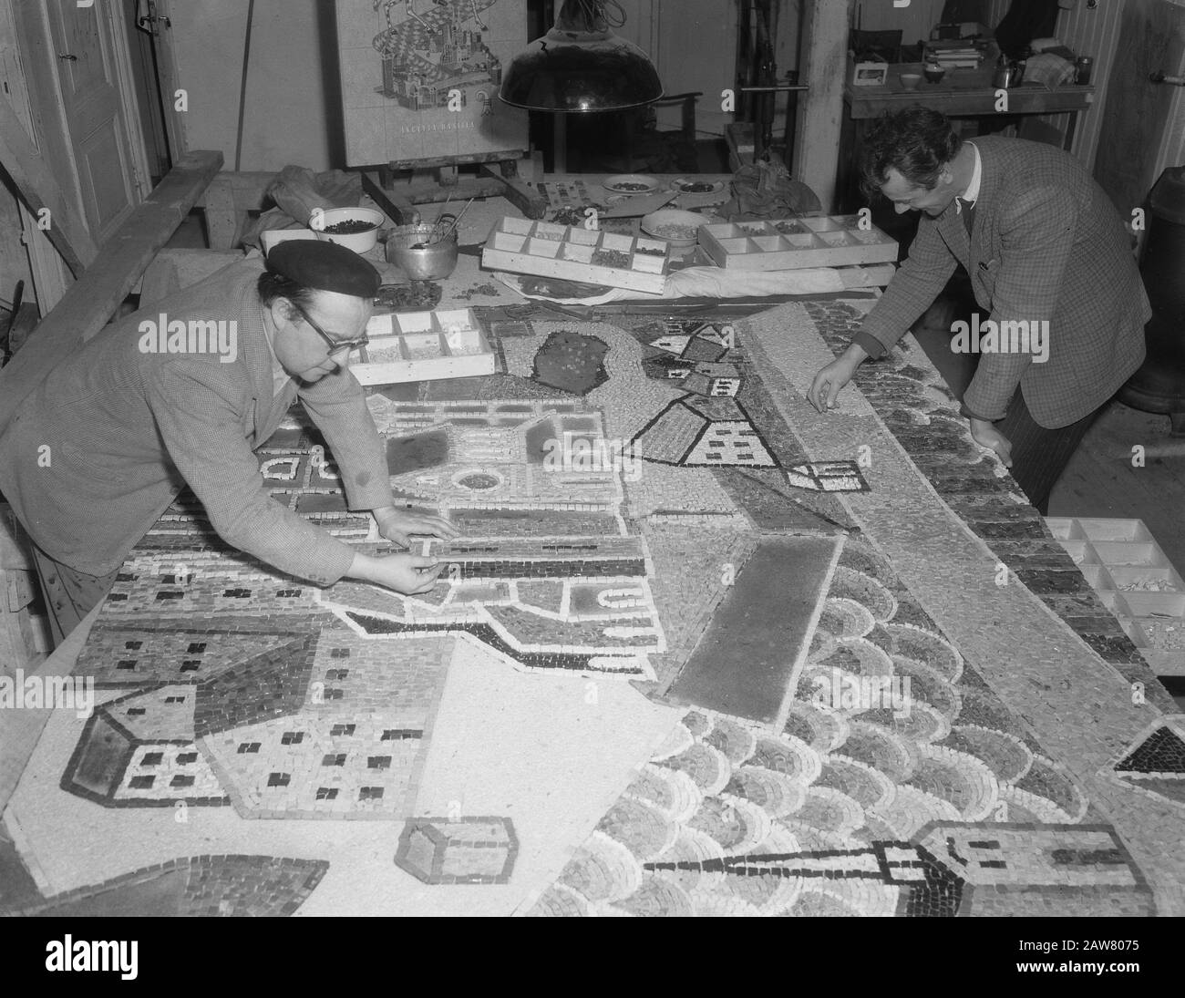 Louis van Roode macht großes Mosaik in Rotterdam-Fassade Datum: 22. März 1954 Standort: Rotterdam, South Holland Schlüsselwörter: Fassaden Personenname: Roode, Louis Stockfoto