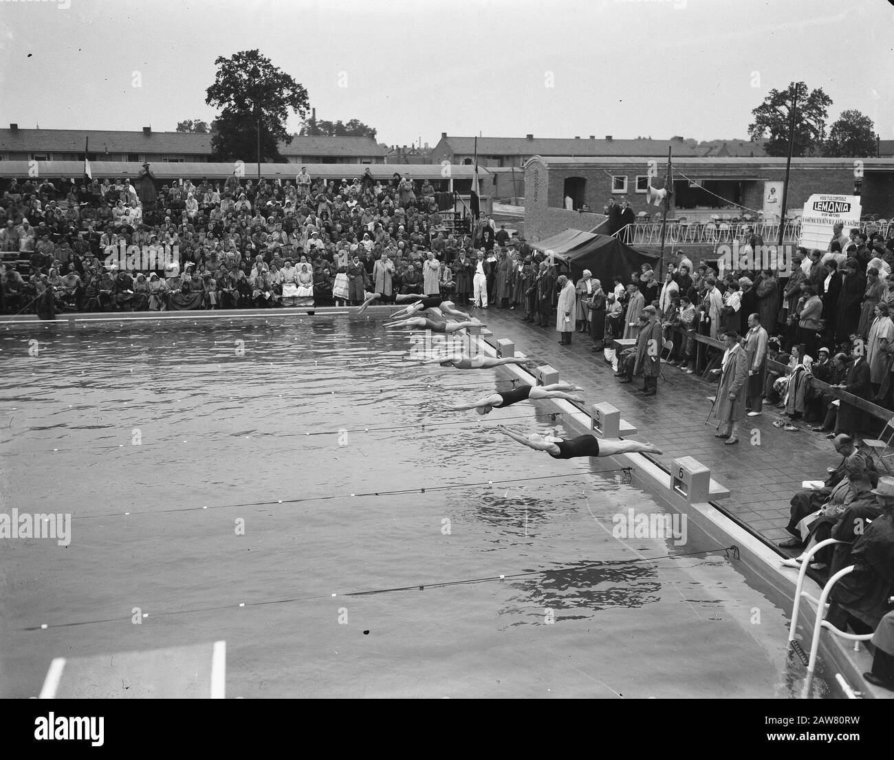 Niederländische Schwimmweltmeisterschaften Enschede, Start 100 m Freistil Frauen Datum: 8. August 1954 Ort: Enschede Schlagwörter: Start Meisterschaften Stockfoto
