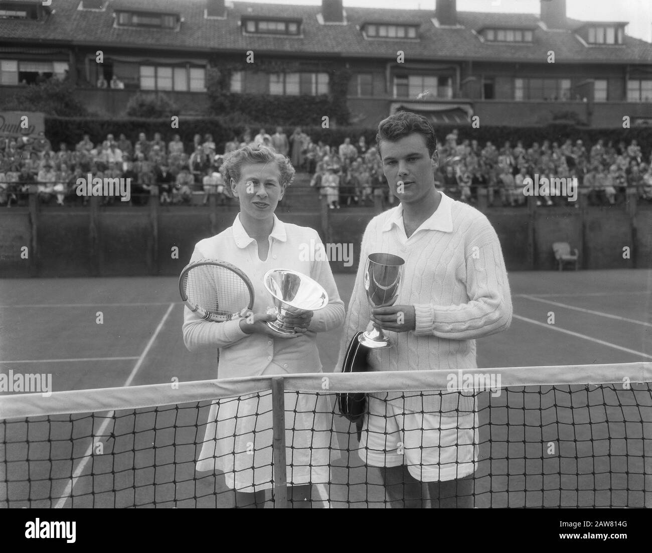 Niederländische Tennisweltmeisterschaften den Haag, Meister Van Dalsem, Einzelspieldatum: 22. August 1954 Ort: Den Haag, Südholland Schlüsselwörter: Spiel, Champion, Tennisweltmeisterschaften: Dunes, of/Anefo Urheberrechtsinhaber: National Archives Material Type: Negative (schwarz/weiß) Archivnummer: Siehe Zugriff 2.24.01.04 Stockfoto