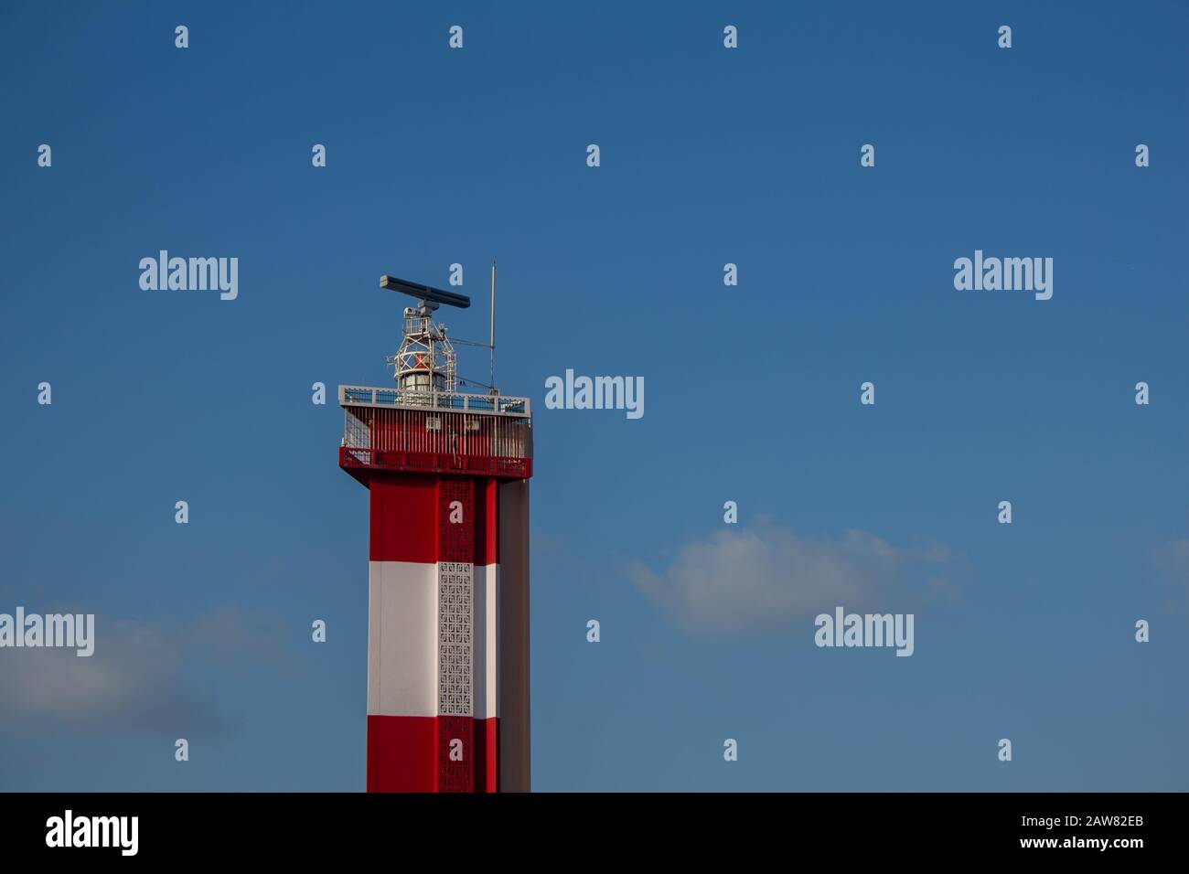 Blick auf den Leuchtturm in der Nähe des Yachthafenstandes vor blauem Himmel, Chennai, Indien Stockfoto