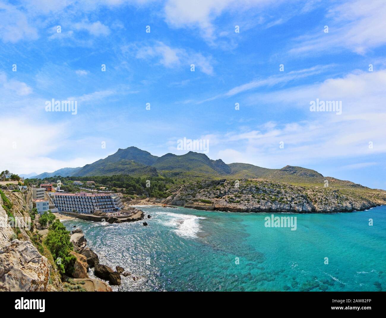 Cala Sant Vicenc, Mallorca, Spanien - 28. Juni 2008: Panoramablick auf die Bucht Cala Clara/Cala Barques - Hotel Hoposa Niu - mittelmeer, Meer und mou Stockfoto