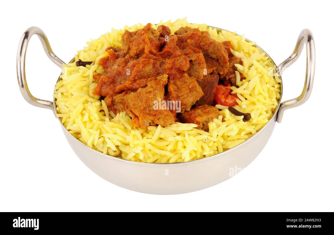 Lamb rogan josh Mahlzeit mit duftendem Pilau-Reis isoliert auf weißem Hintergrund Stockfoto