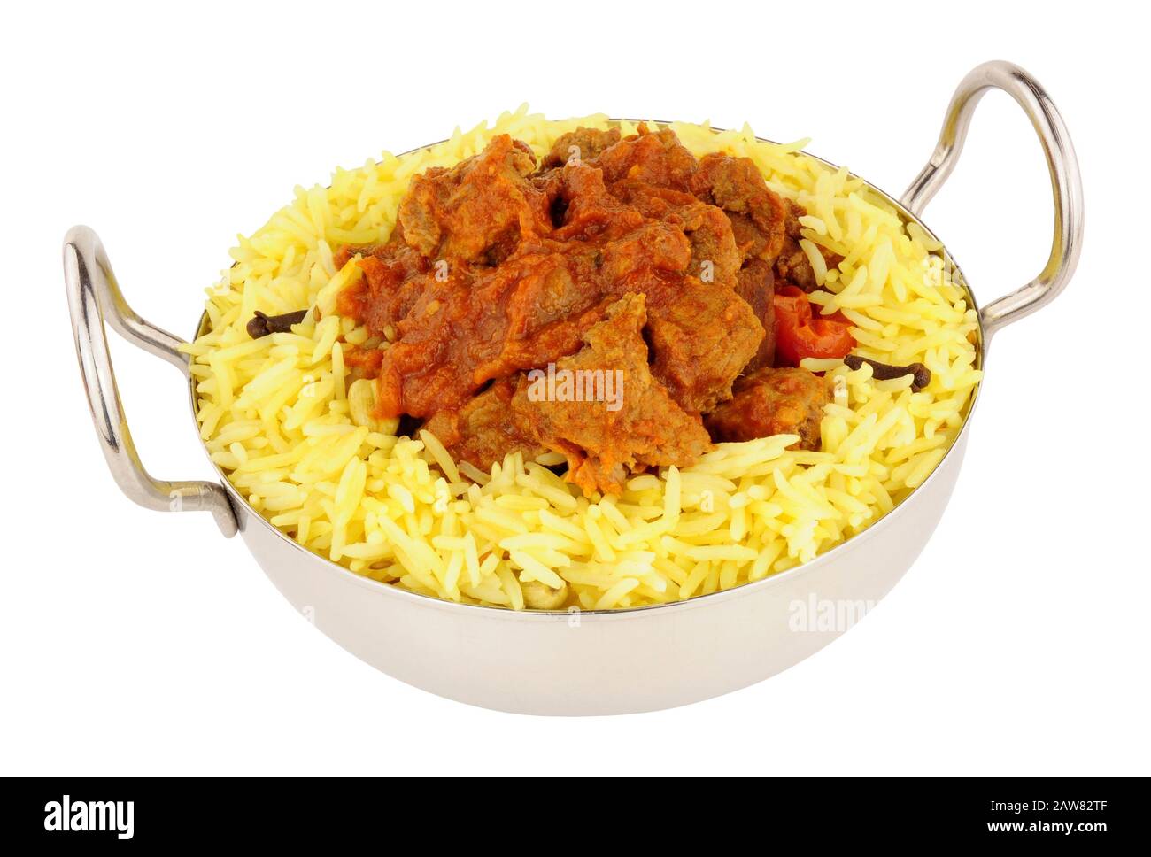 Lamb rogan josh Mahlzeit mit duftendem Pilau-Reis isoliert auf weißem Hintergrund Stockfoto