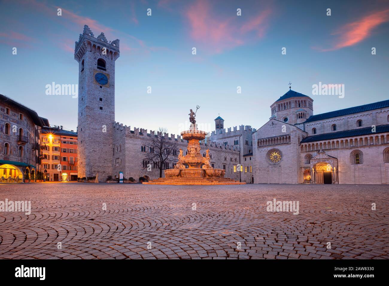 Trient, Italien. Stadtbild der historischen Stadt Trient, Trentino, Italien während der blauen Dämmerung. Stockfoto