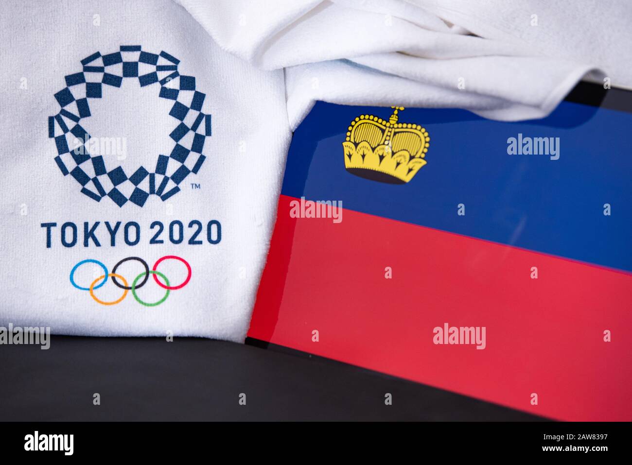 TOKIO, JAPAN, FEBRUAR. 8. 2020: Lichtenstein beim olympischen Sommerspiel in Tokio 2020, Nationalflaggen, schwarzer Hintergrund Stockfoto