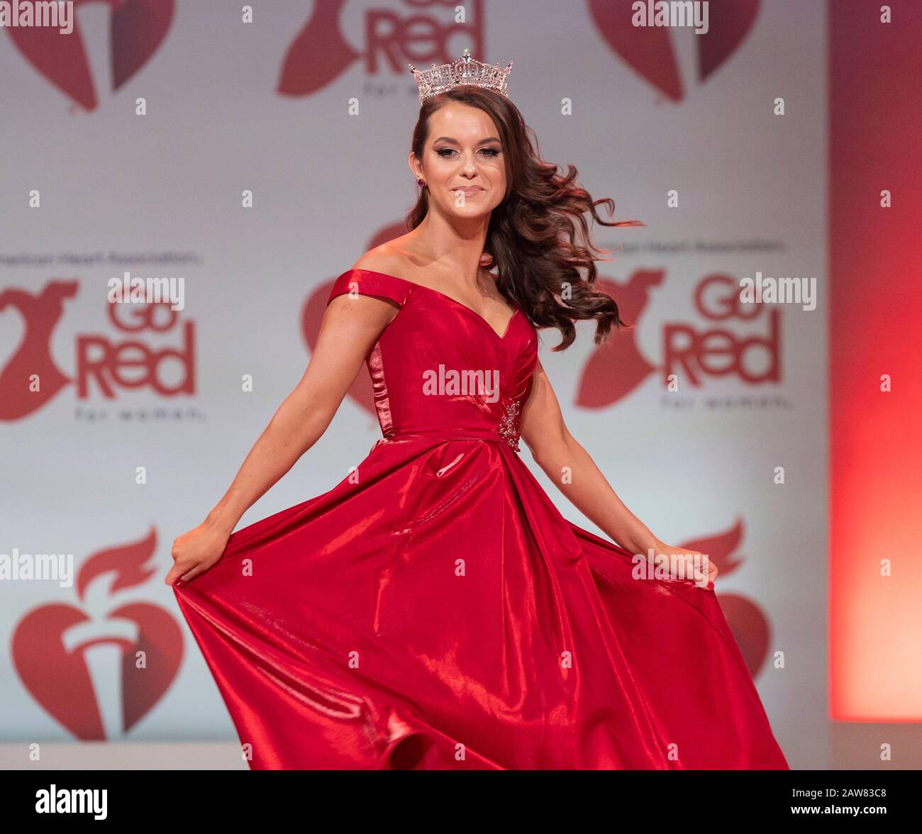 New York, Vereinigte Staaten. Februar 2020. Camille Schrier, das Kleid von Sherri Hill trägt, läuft auf der Startbahn für Die Go Red For Women Red Dress Collection 2020 im Hammersteiner Ballroom (Foto von Lev Radin/Pacific Press) Credit: Pacific Press Agency/Alamy Live News Stockfoto