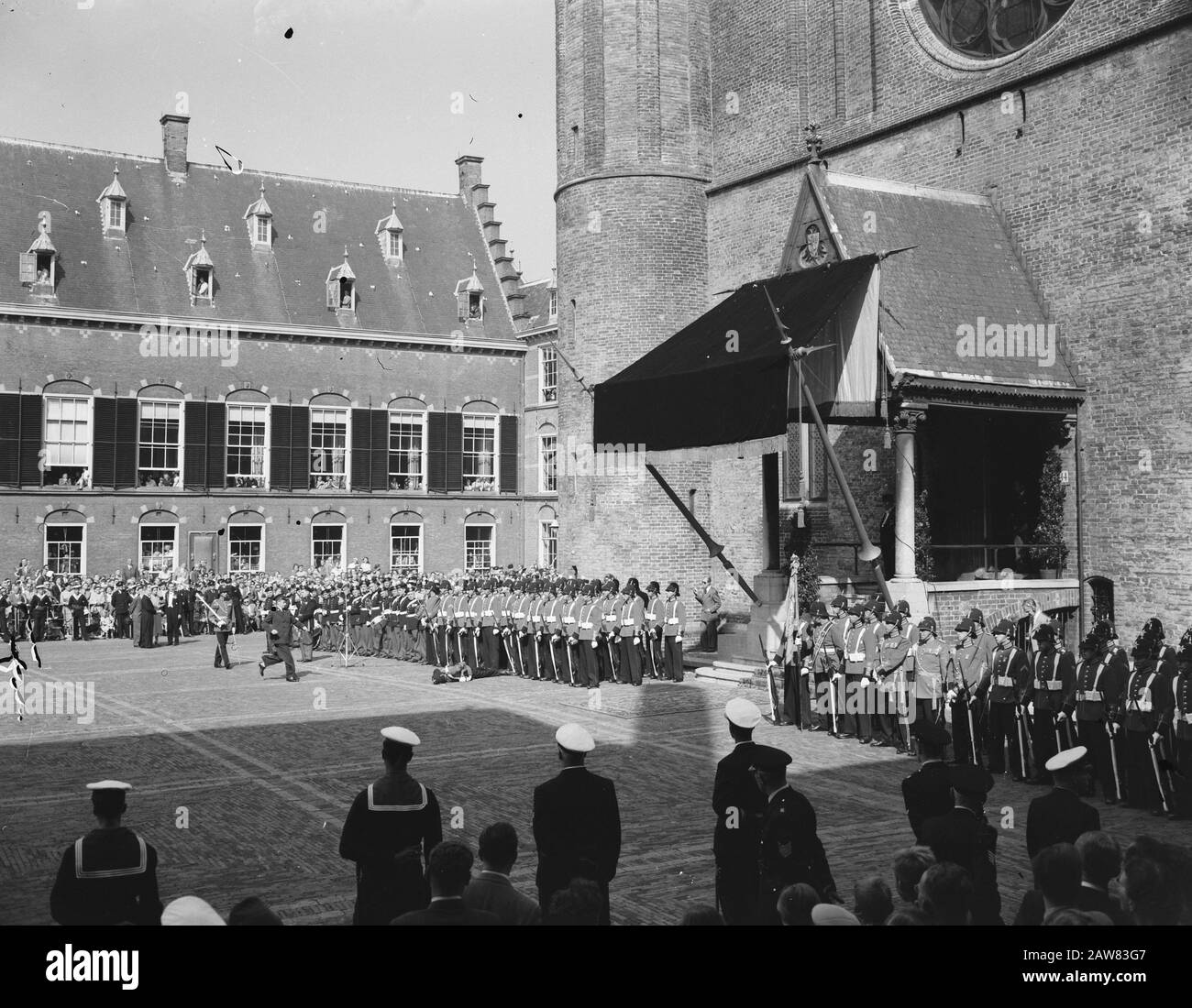 Eröffnung des Generalstadiums, Ehrenwache des Soldaten ohnmächtig, Datum der ersten Hilfe: 20. September 1955 Schlüsselwörter: Eröffnungen, Ehrenwachen, Name der Soldateneinrichtung: Staten Generaal Stockfoto