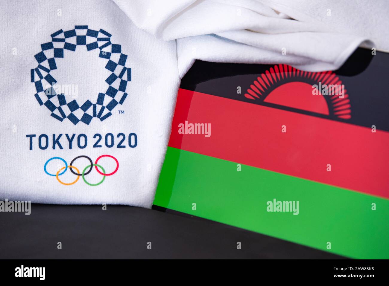 TOKIO, JAPAN, FEBRUAR. 8. 2020: Malawi beim olympischen Sommerspiel in Tokio 2020, Nationalflaggen, schwarzer Hintergrund Stockfoto