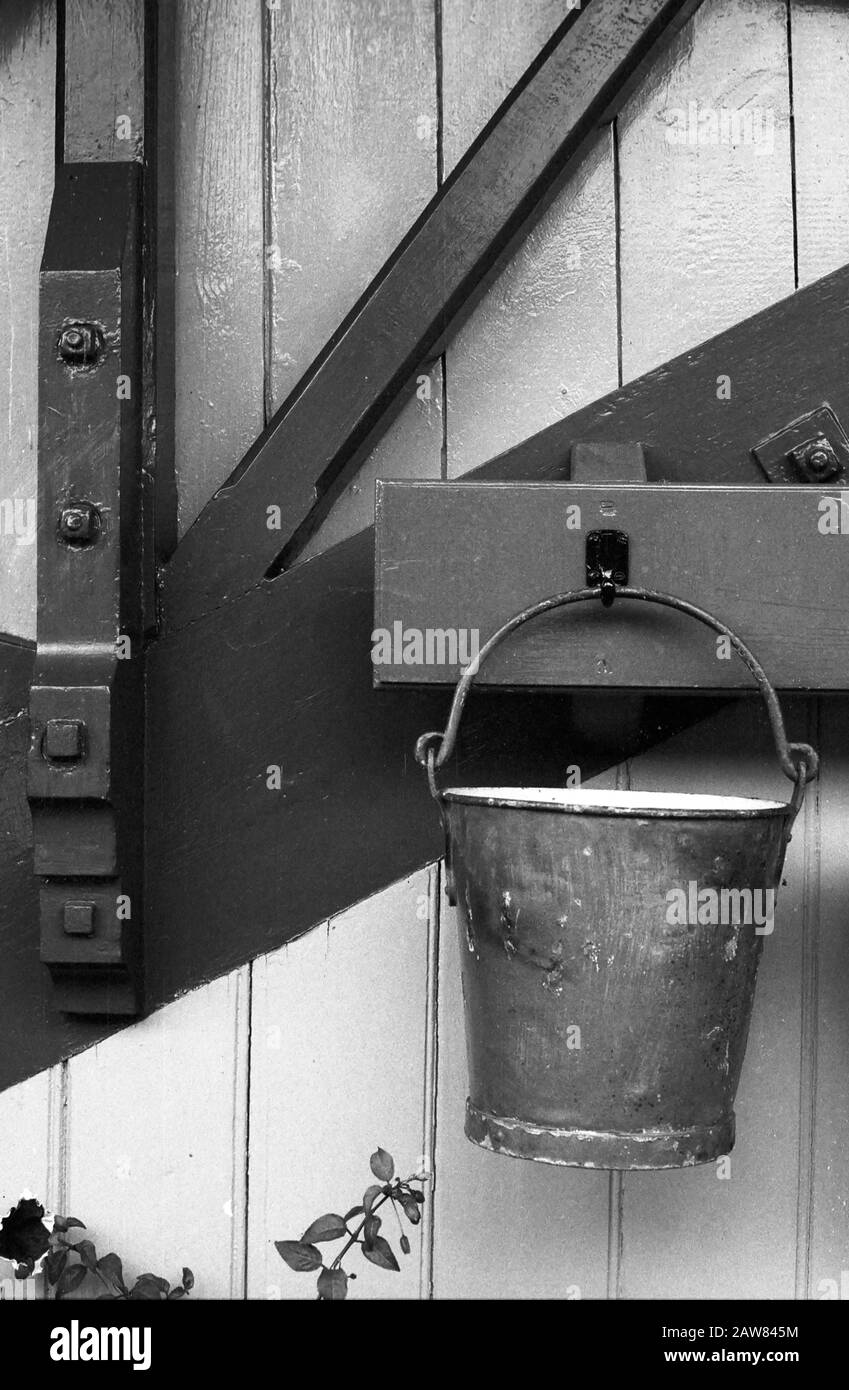 Old Firebucket at Alton Station, Mid-Hants Steam Railway (The Watercress Line), Hampshire, England, Großbritannien. Schwarzweiß-Filmfoto, ca. 1996 Stockfoto